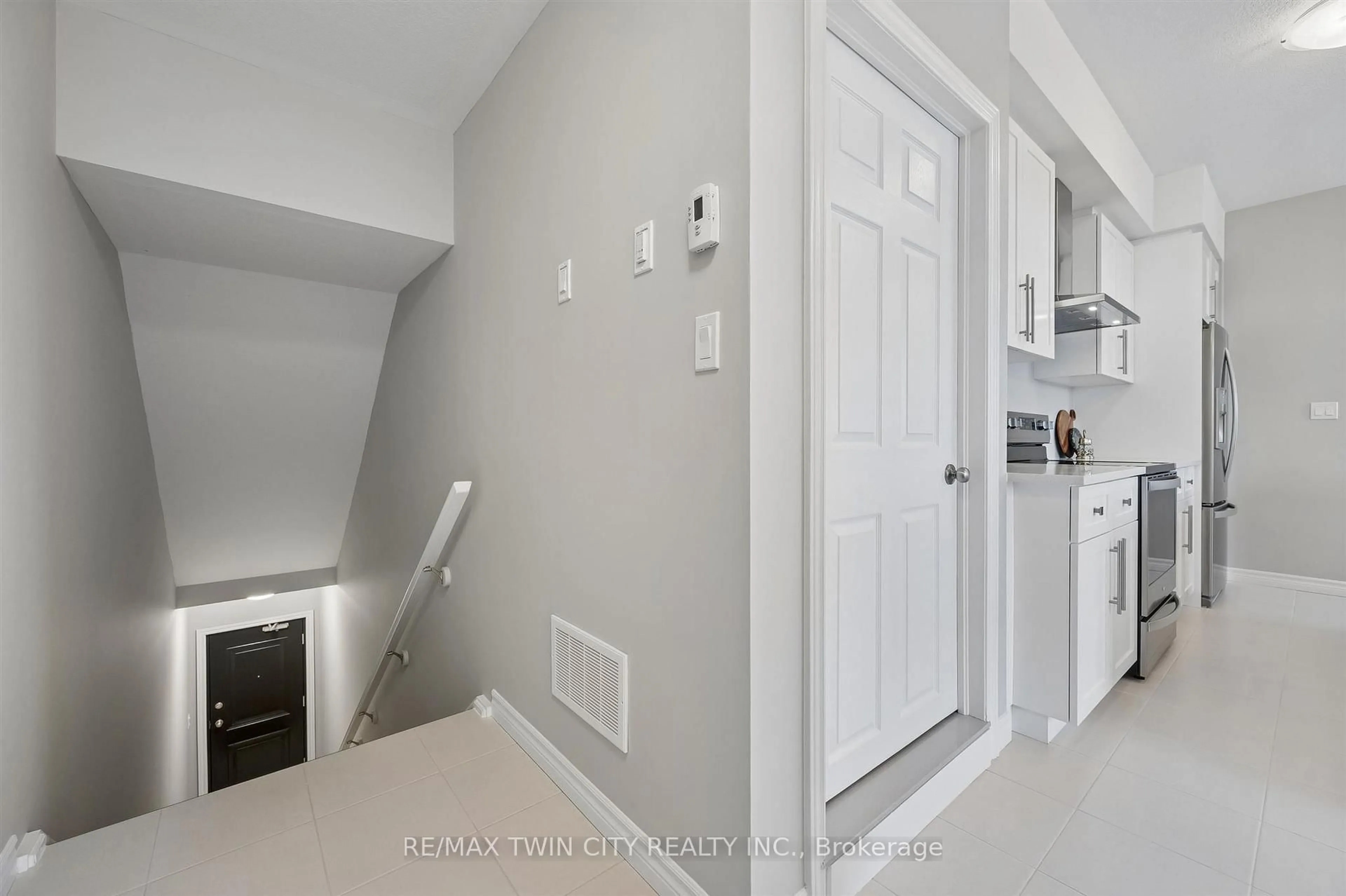 Indoor entryway for 8 Oat Lane, Kitchener Ontario N2R 0T1