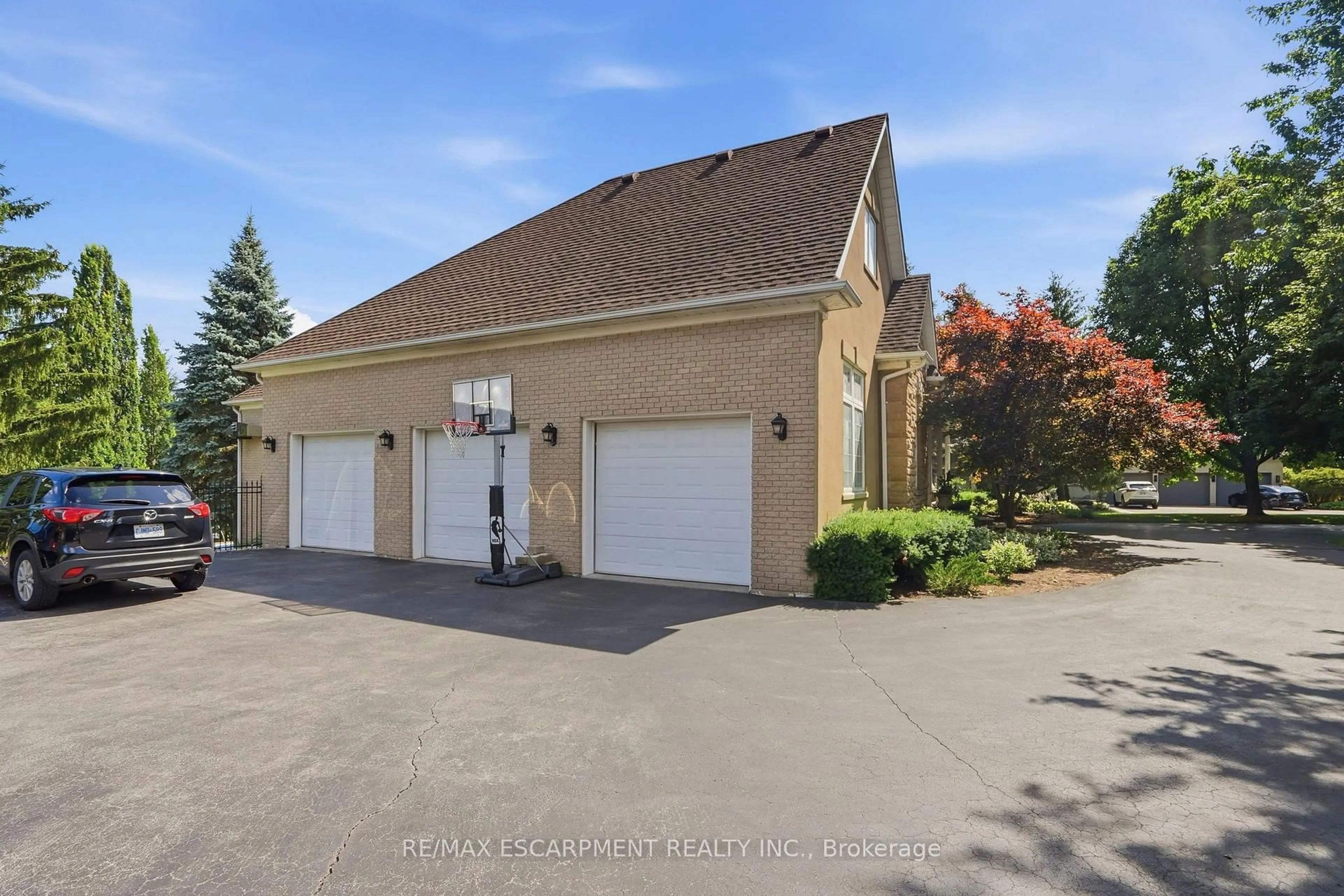 Indoor garage for 11 Palomino Dr, Hamilton Ontario L0R 1H3