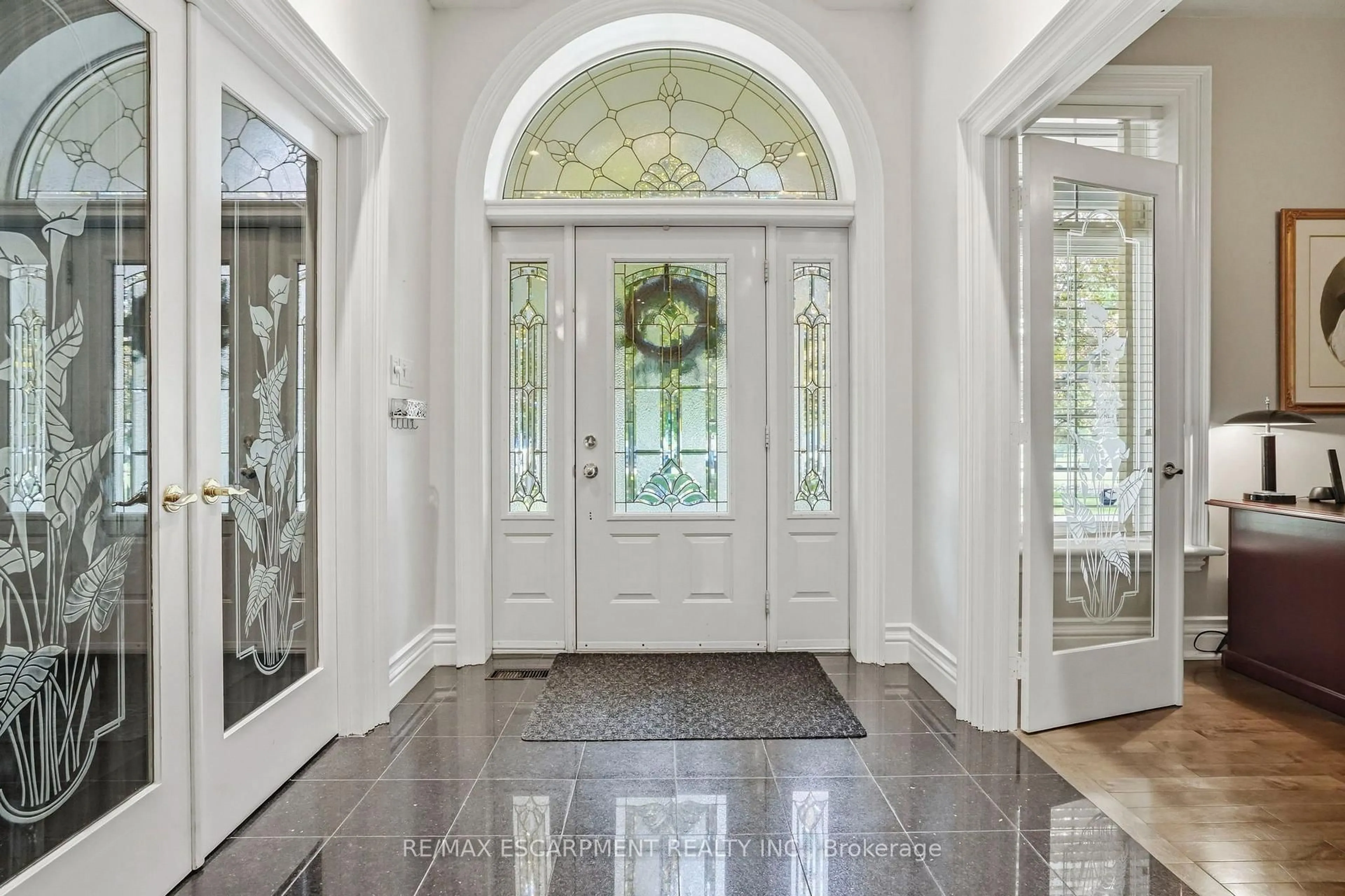 Indoor entryway for 11 Palomino Dr, Hamilton Ontario L0R 1H3