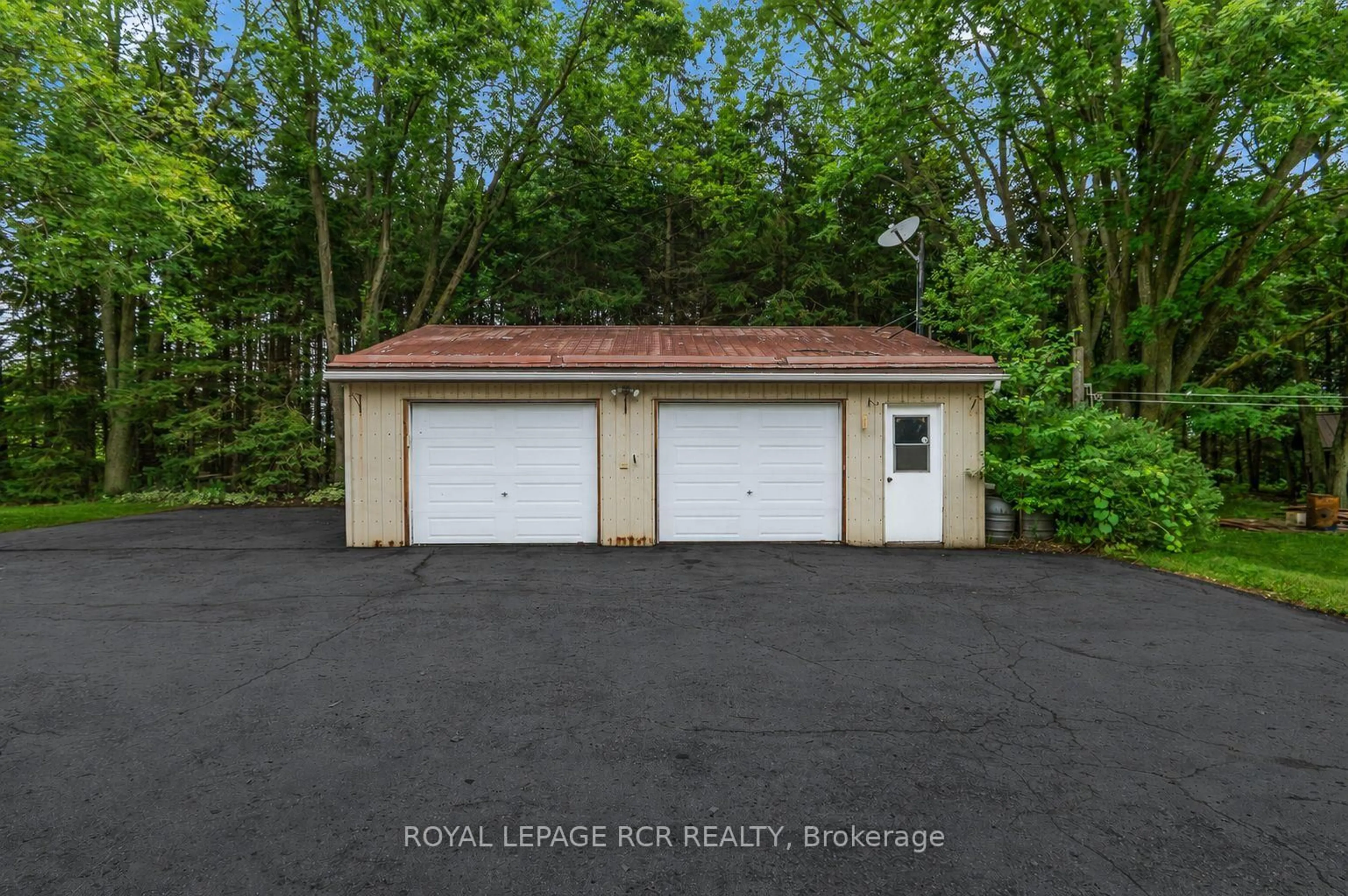 Indoor garage for 393519 County Road 12, Amaranth Ontario L9W 0N1