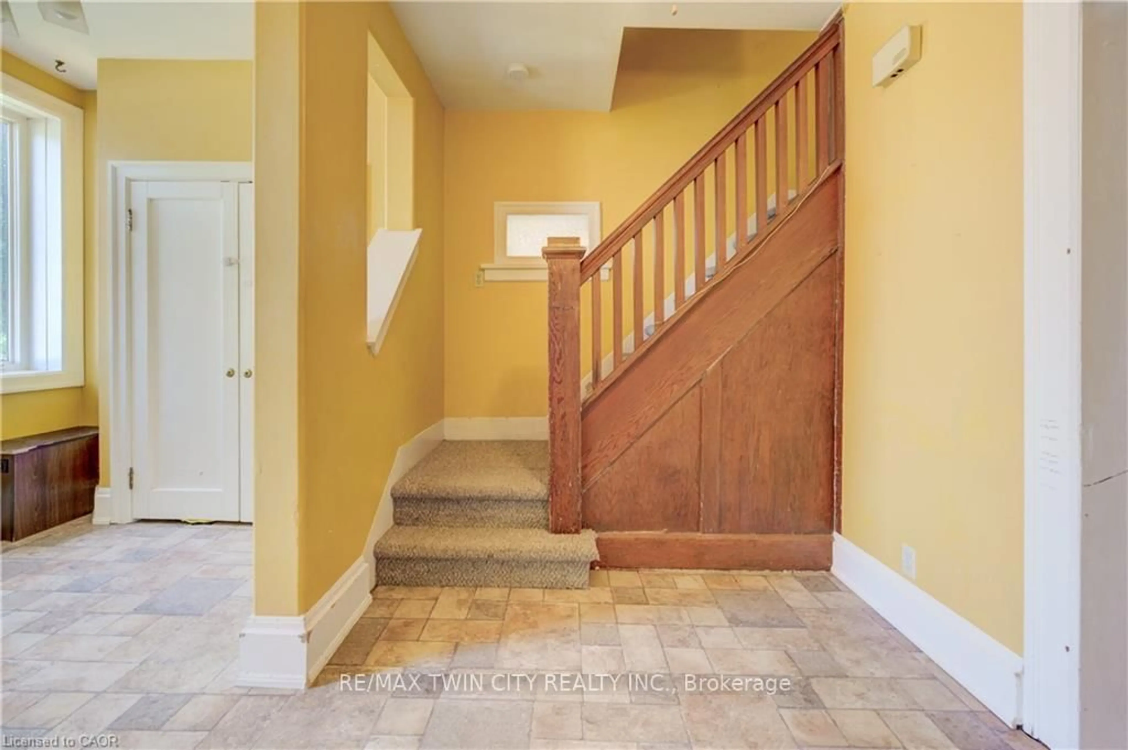 Indoor entryway for 59 WEST Ave, Kitchener Ontario N2M 1X4
