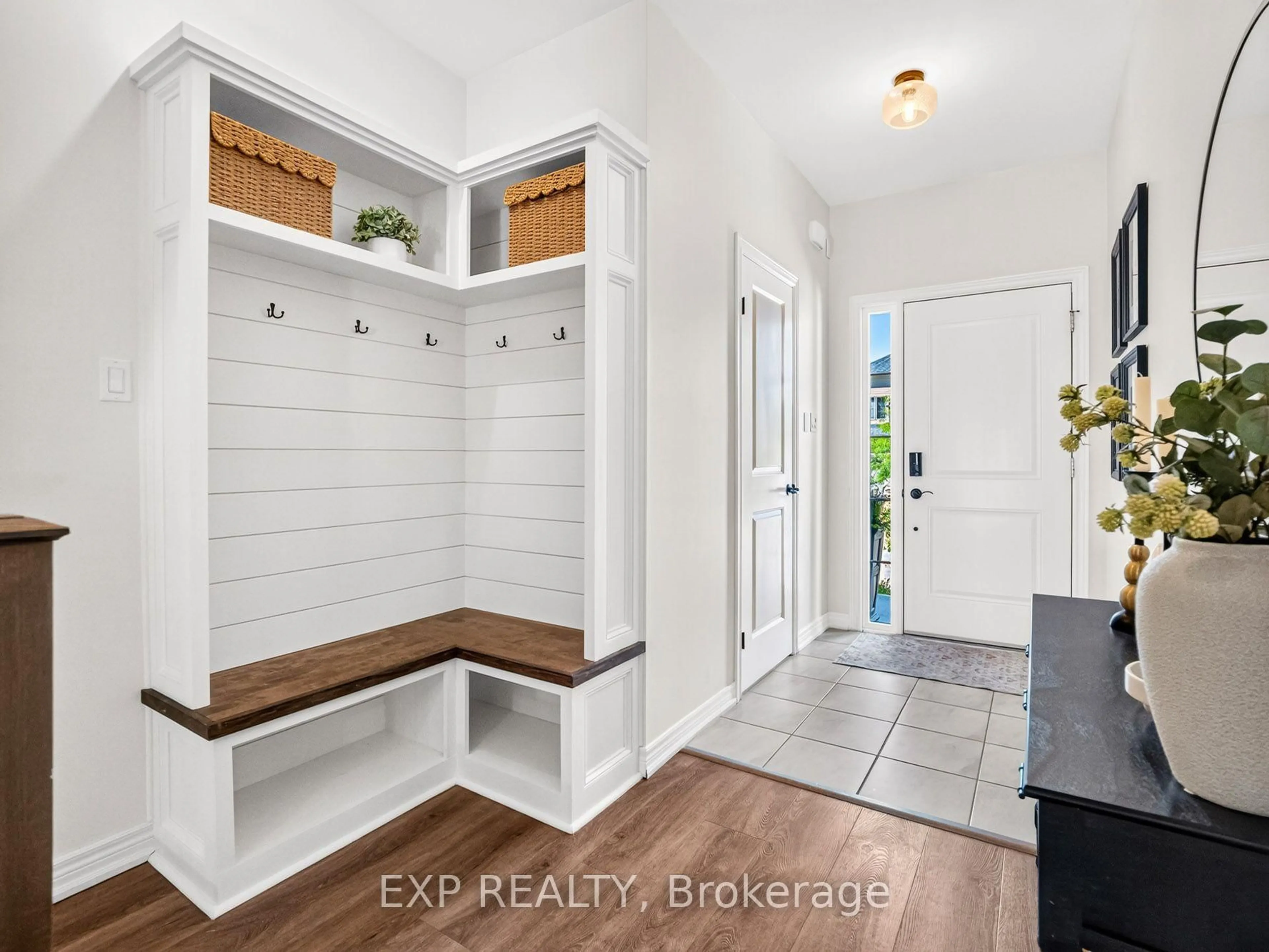 Indoor entryway for 82 Dennis Dr, West Lincoln Ontario L0R 2A0