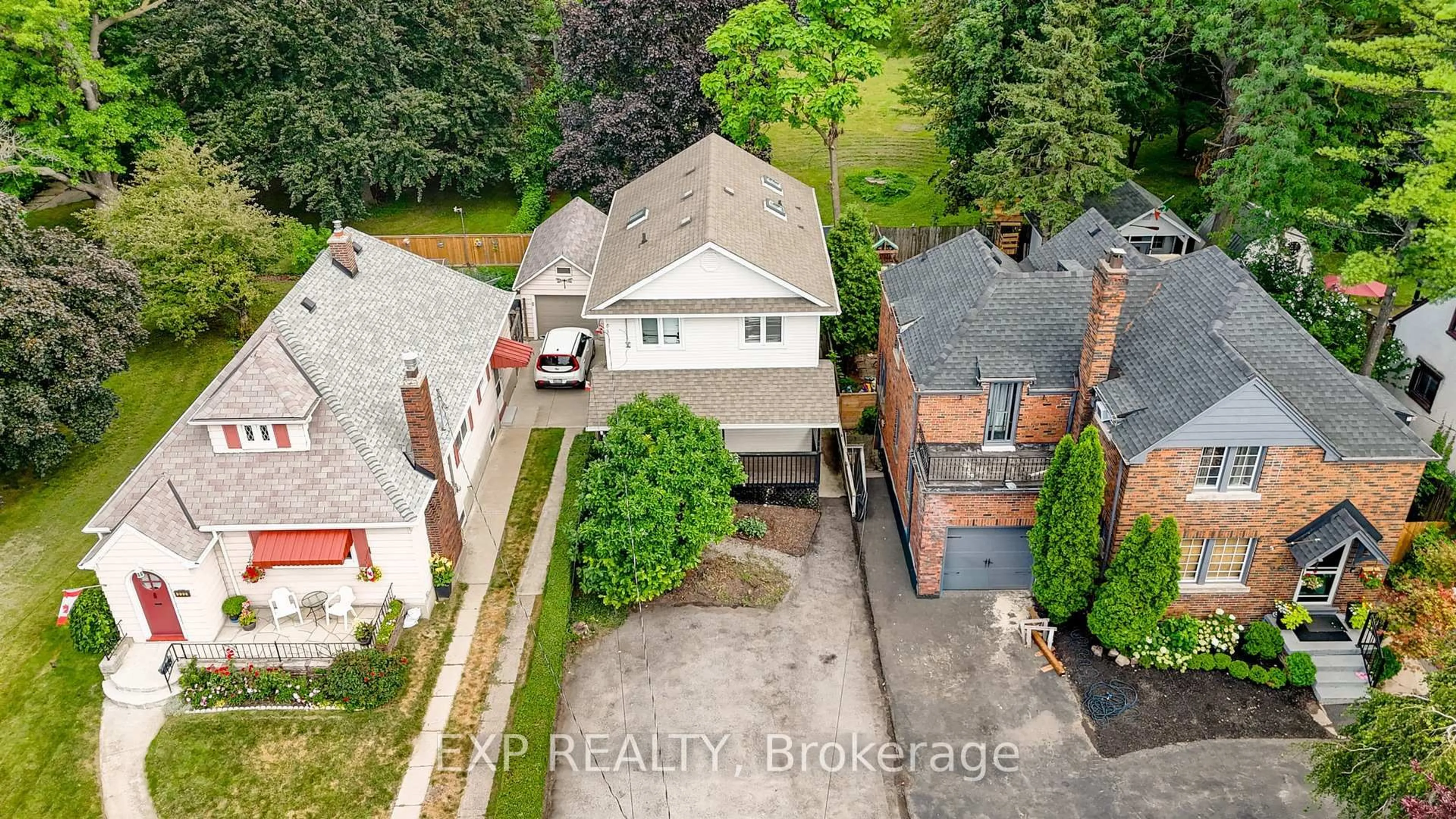 A pic from outside/outdoor area/front of a property/back of a property/a pic from drone, street for 220 Geneva St, St. Catharines Ontario L2R 4P8