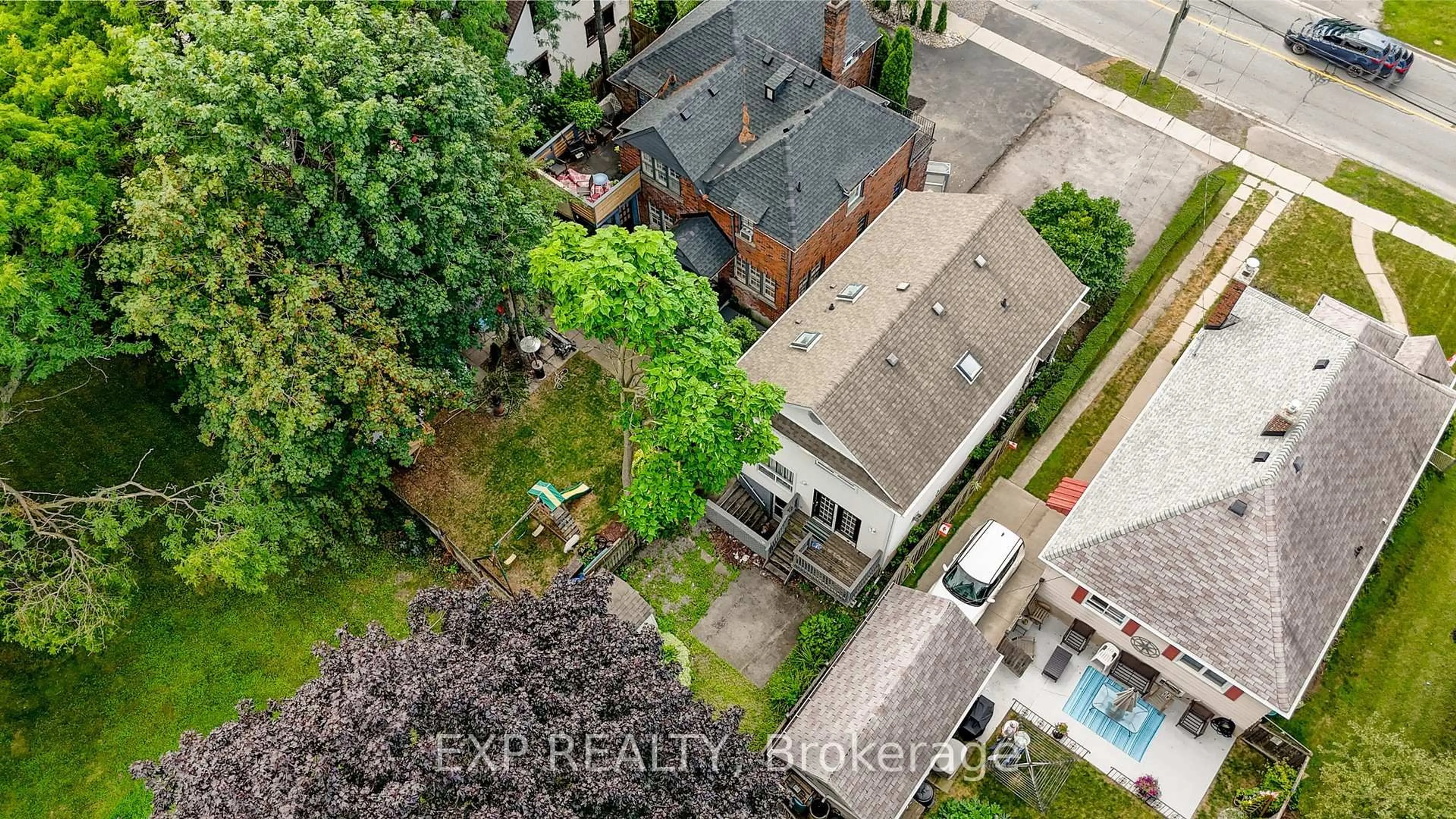 A pic from outside/outdoor area/front of a property/back of a property/a pic from drone, city buildings view from balcony for 220 Geneva St, St. Catharines Ontario L2R 4P8