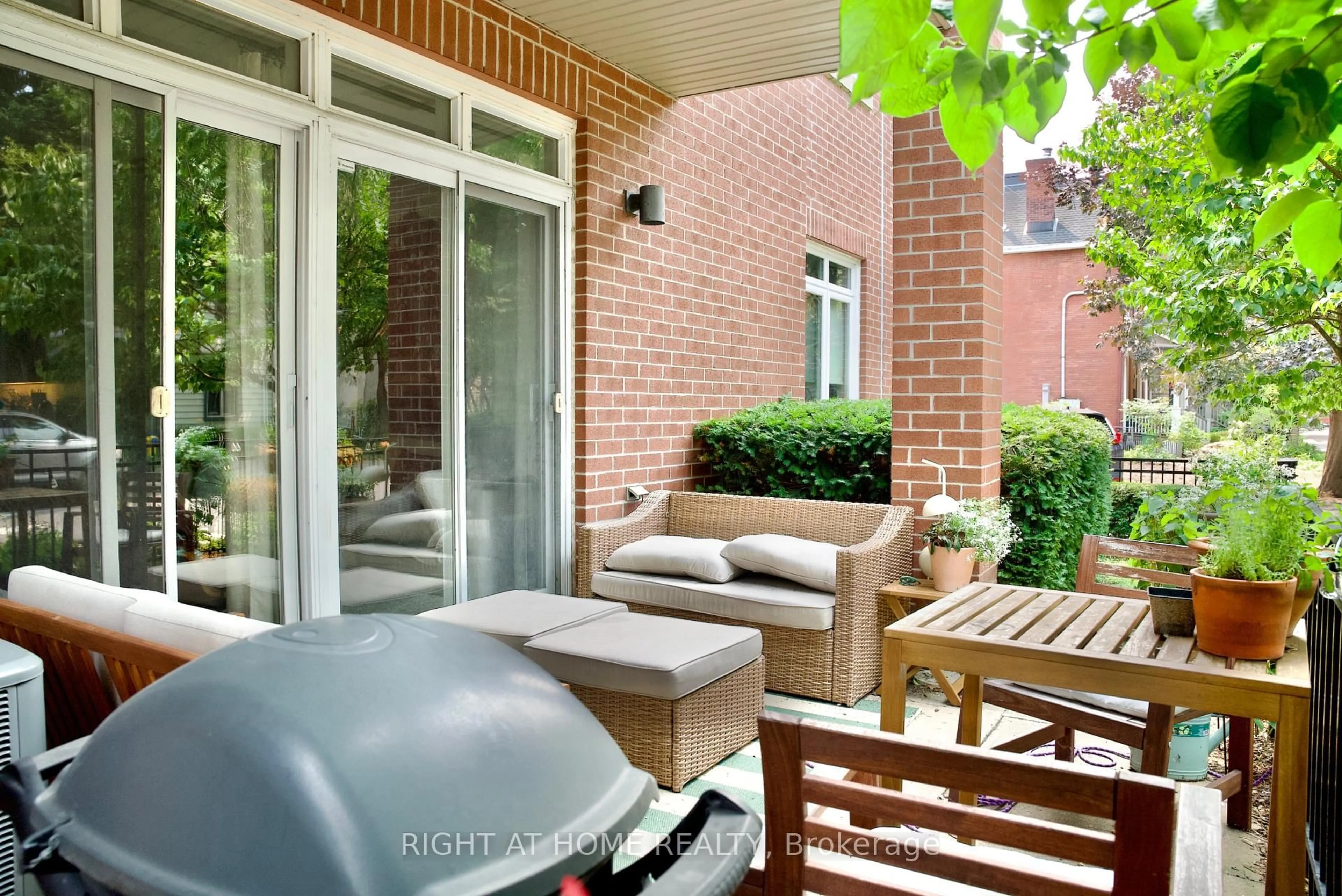 Patio, street for 400 Mcleod St #109, Ottawa Ontario K2P 1A6