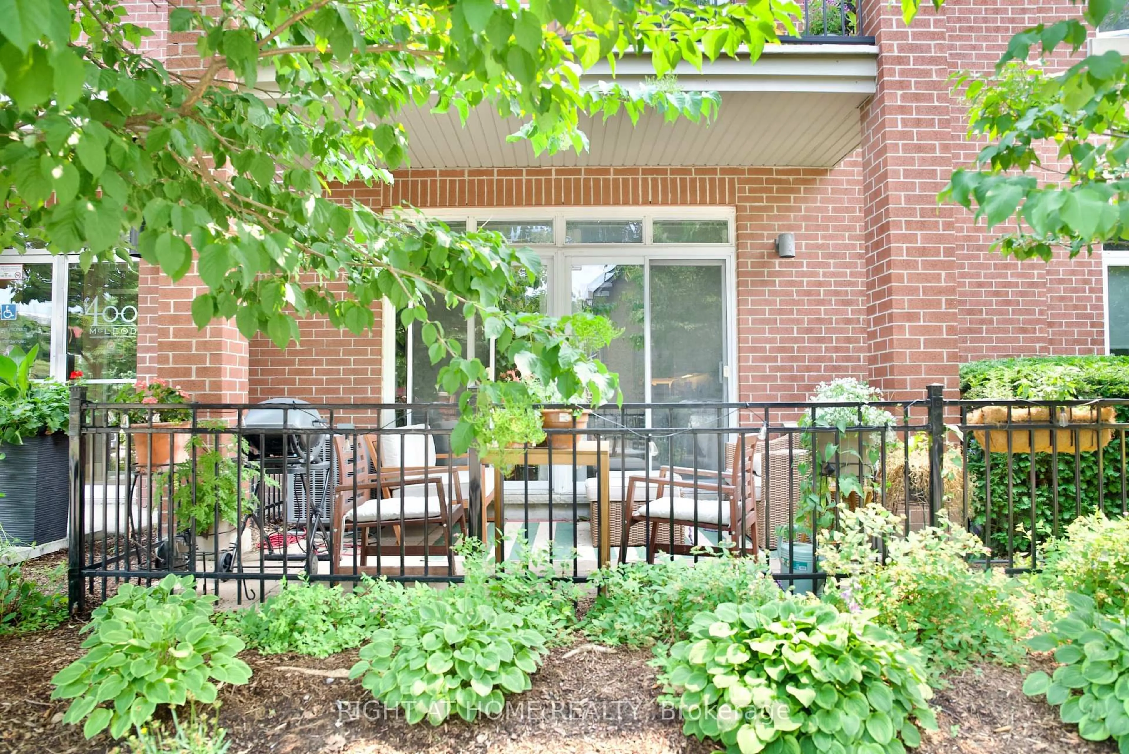 Patio, street for 400 Mcleod St #109, Ottawa Ontario K2P 1A6