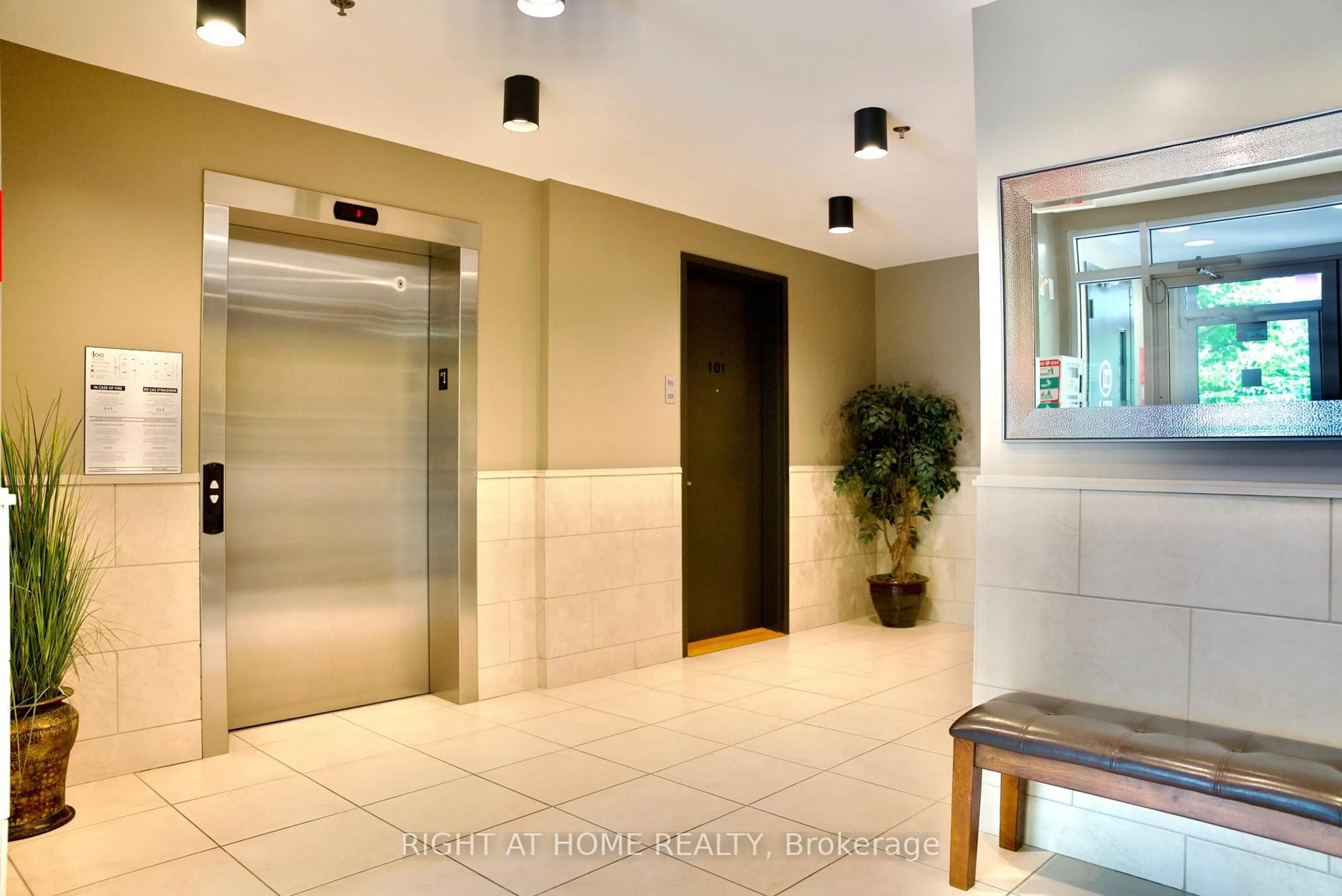 Indoor foyer for 400 Mcleod St #109, Ottawa Ontario K2P 1A6