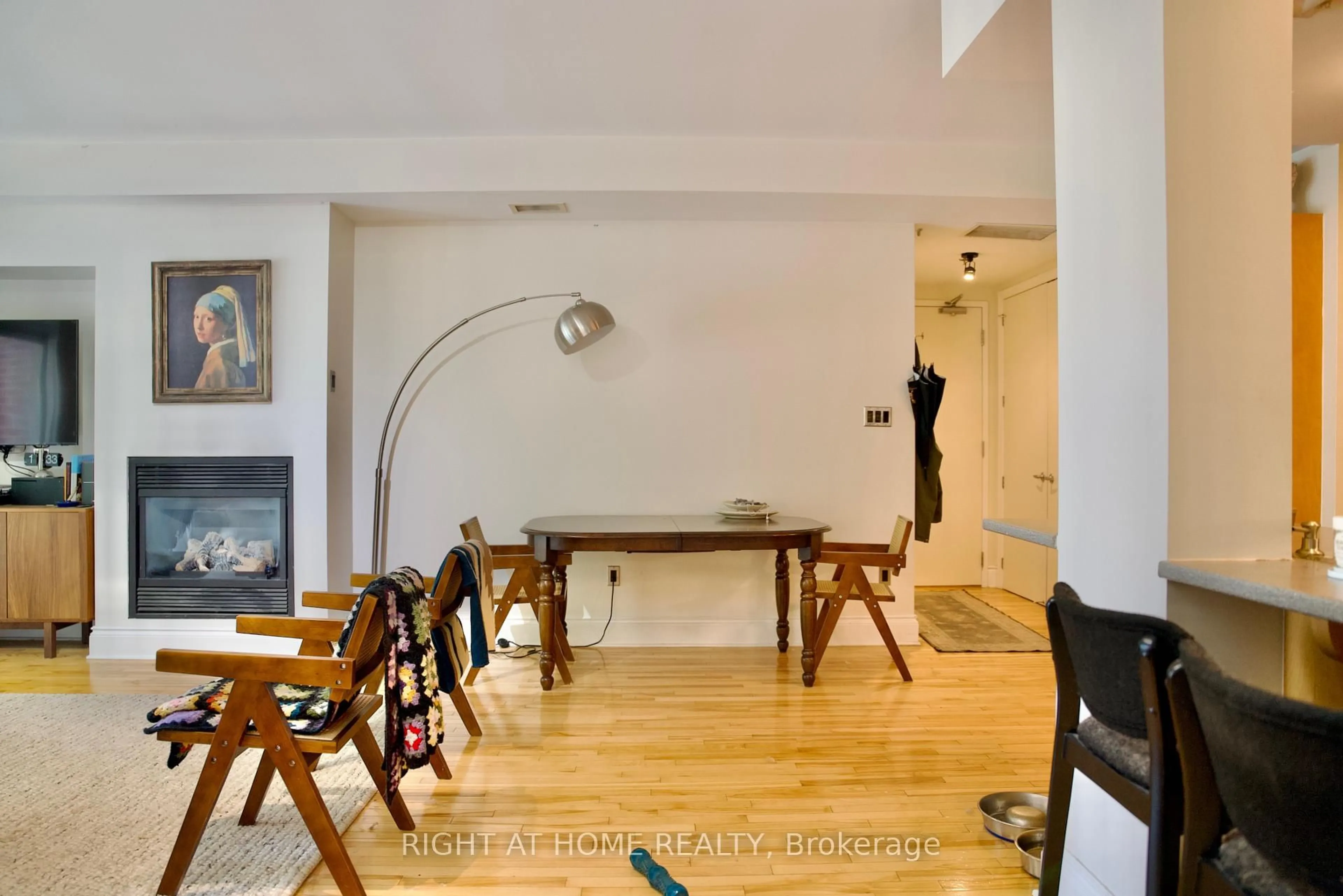 Dining room, wood/laminate floor for 400 Mcleod St #109, Ottawa Ontario K2P 1A6