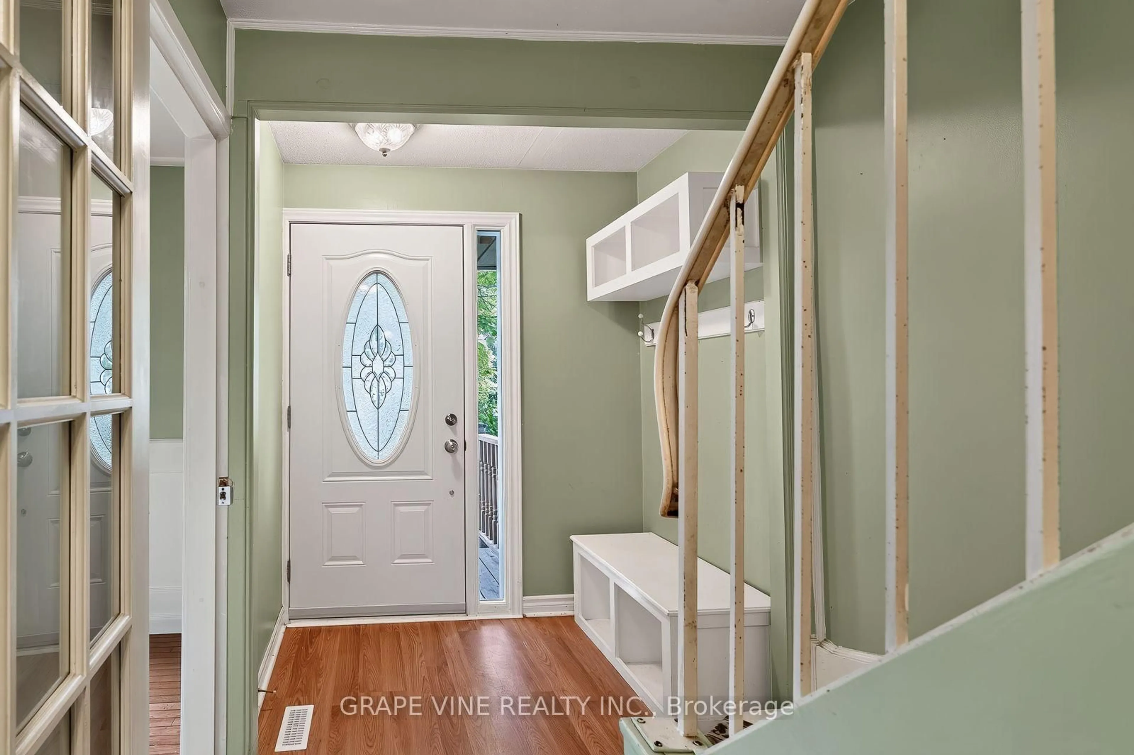 Indoor entryway for 108 Fieldgate Dr, Ottawa Ontario K2J 1T9