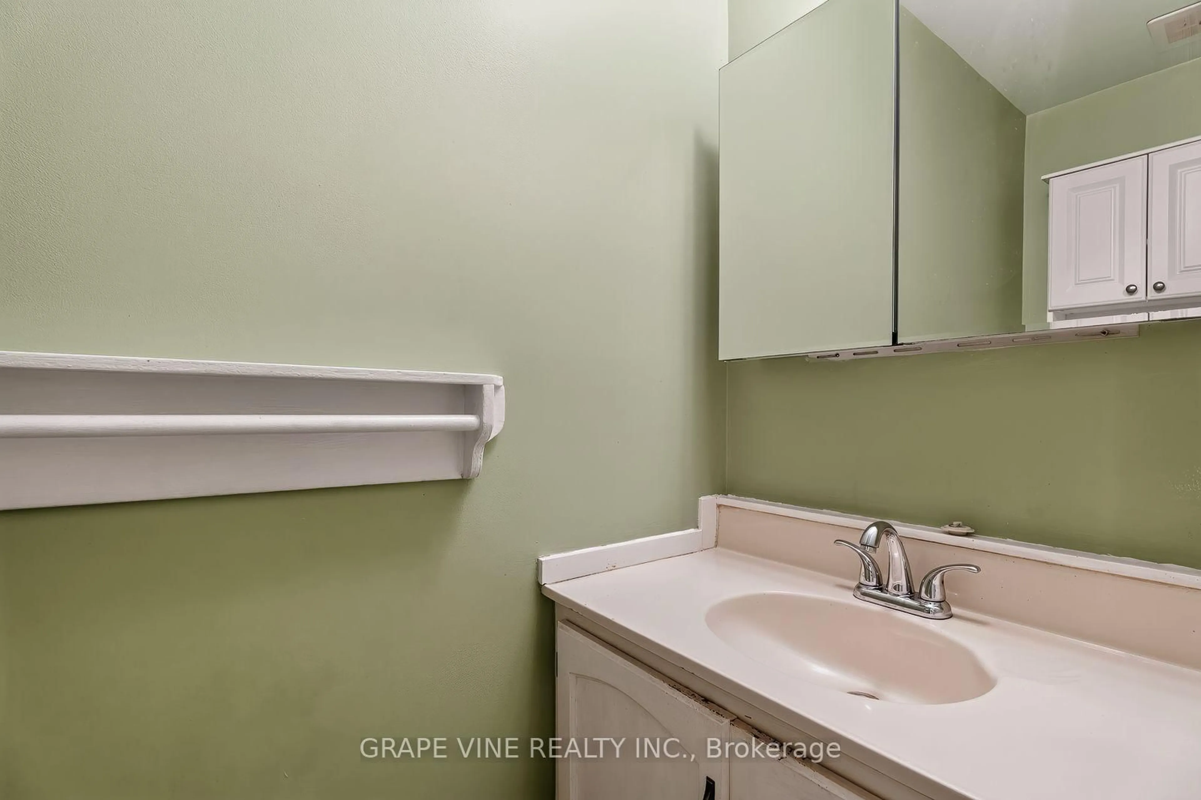 Standard bathroom, unknown for 108 Fieldgate Dr, Ottawa Ontario K2J 1T9