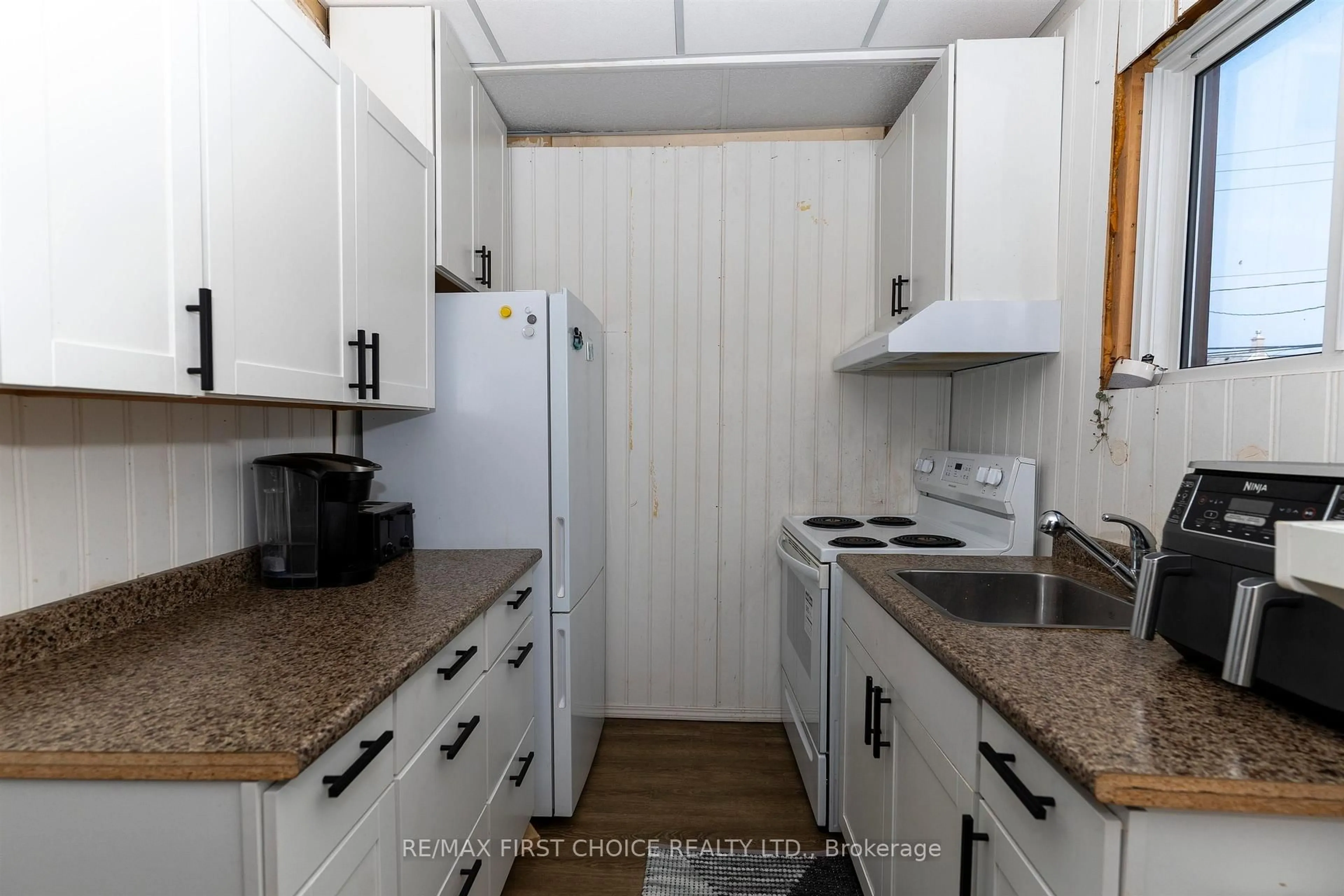 Standard kitchen, unknown for 503 Prince Arthur Blvd, Thunder Bay Ontario P7C 3M5