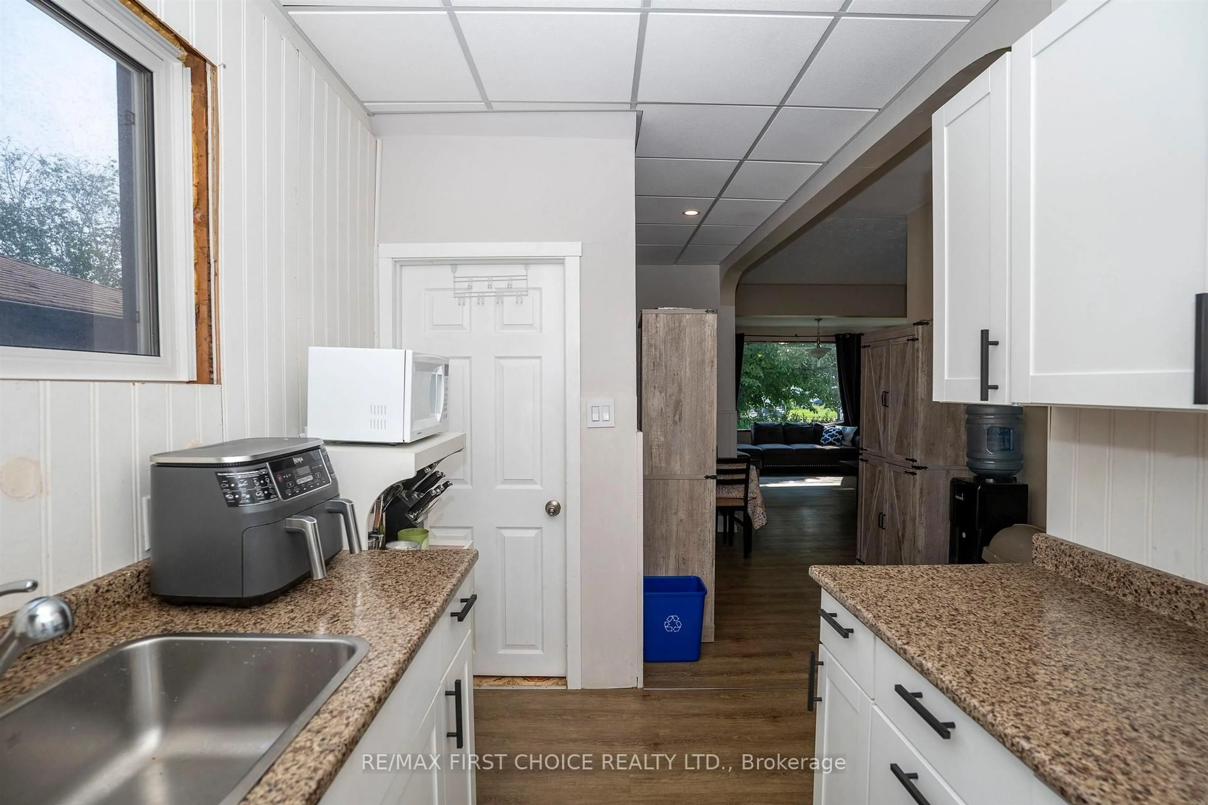 Standard kitchen, ceramic/tile floor for 503 Prince Arthur Blvd, Thunder Bay Ontario P7C 3M5