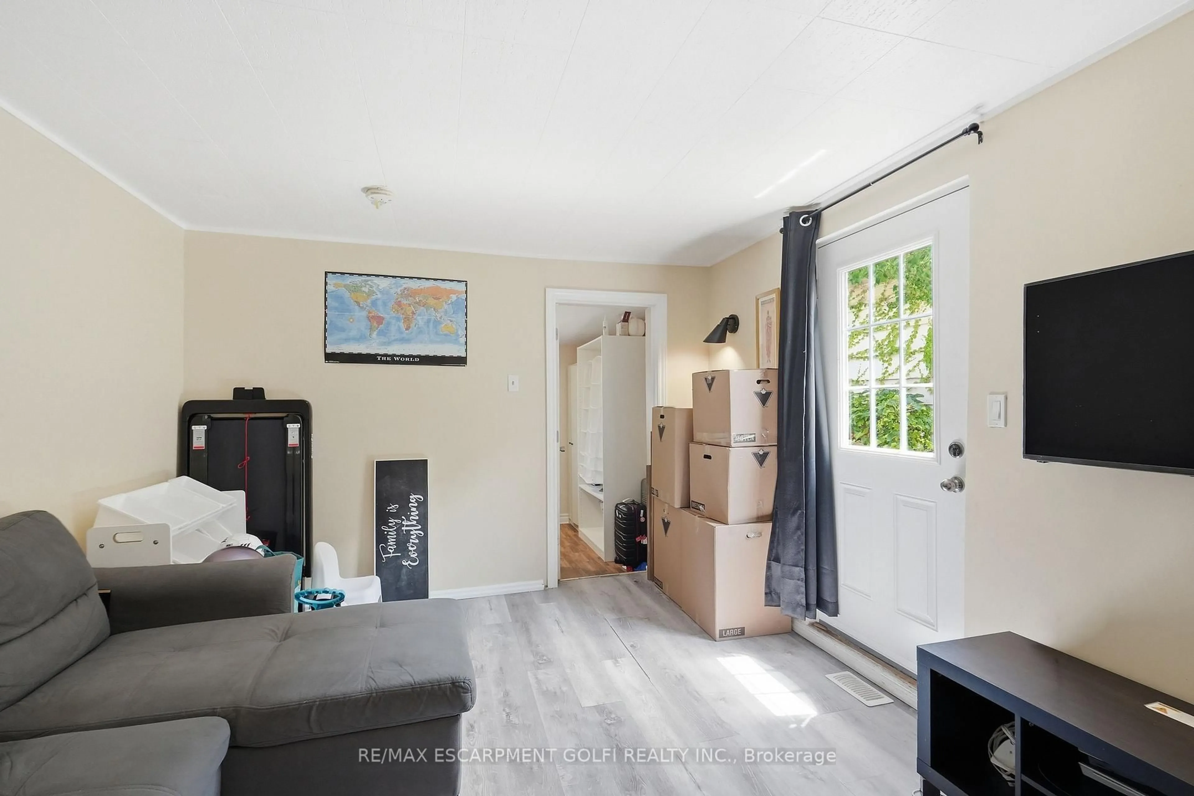 A pic of a room for 100 Chestnut Ave, Hamilton Ontario L8L 6K9