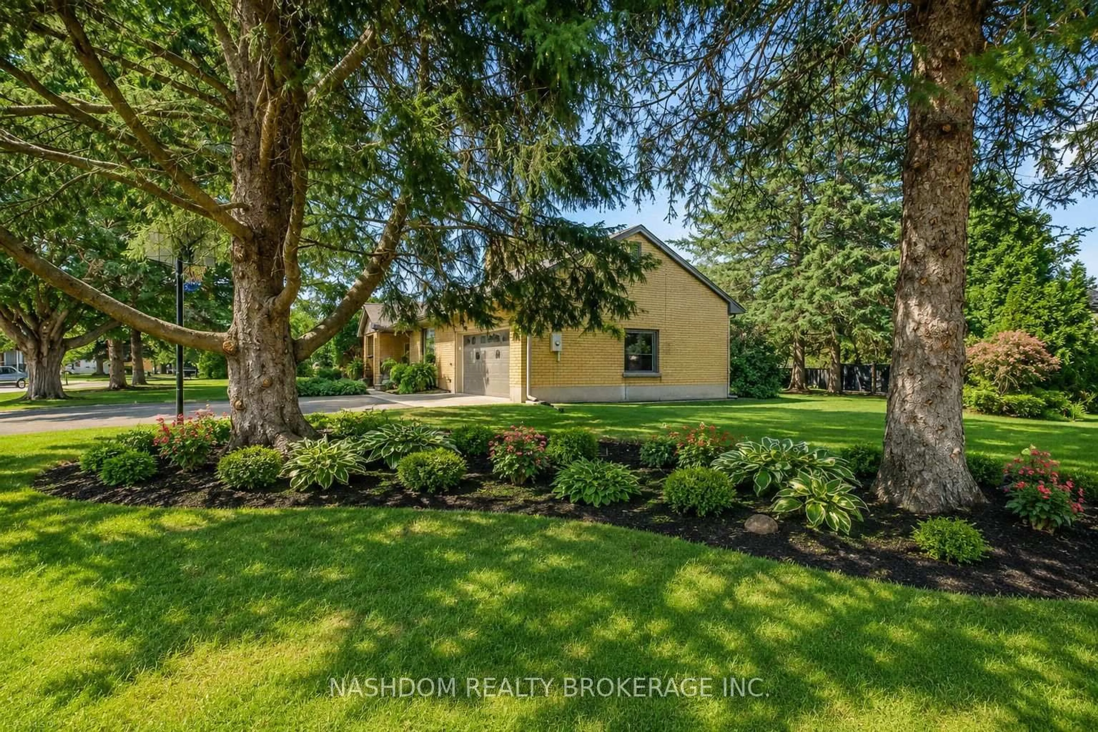 A pic from outside/outdoor area/front of a property/back of a property/a pic from drone, street for 21 EDGAR Dr, London North Ontario N6K 1K2