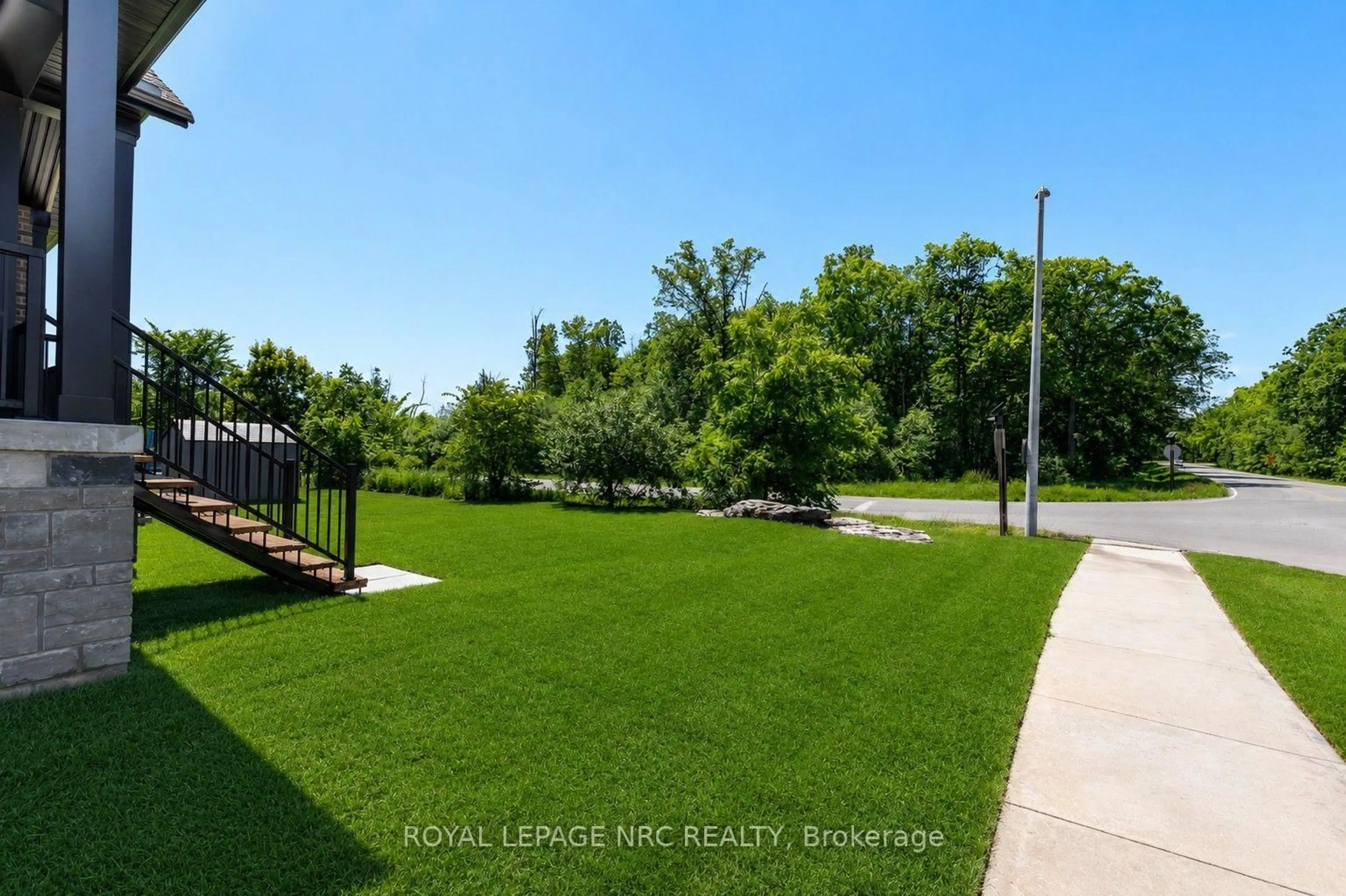 A pic from outside/outdoor area/front of a property/back of a property/a pic from drone, unknown for 270 Lancaster Dr, Port Colborne Ontario L2V 5P3