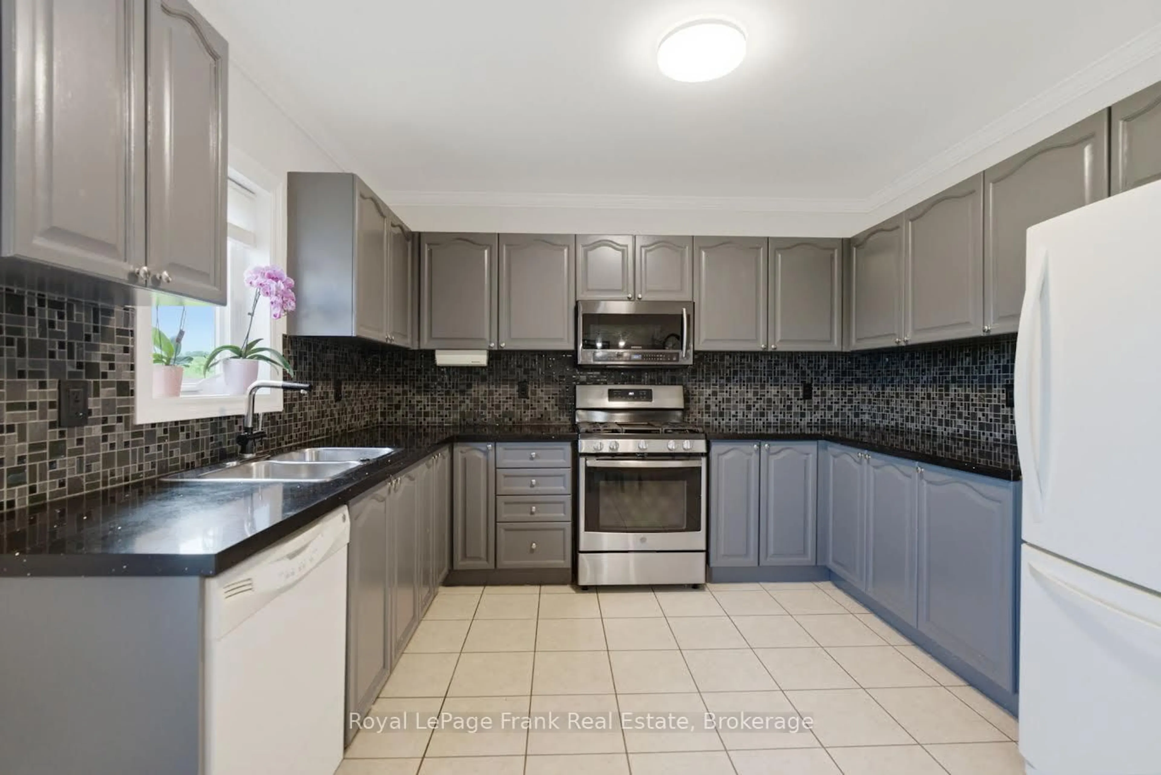 Standard kitchen, ceramic/tile floor for 40 Jeffries St, Port Hope Ontario L1A 4K9