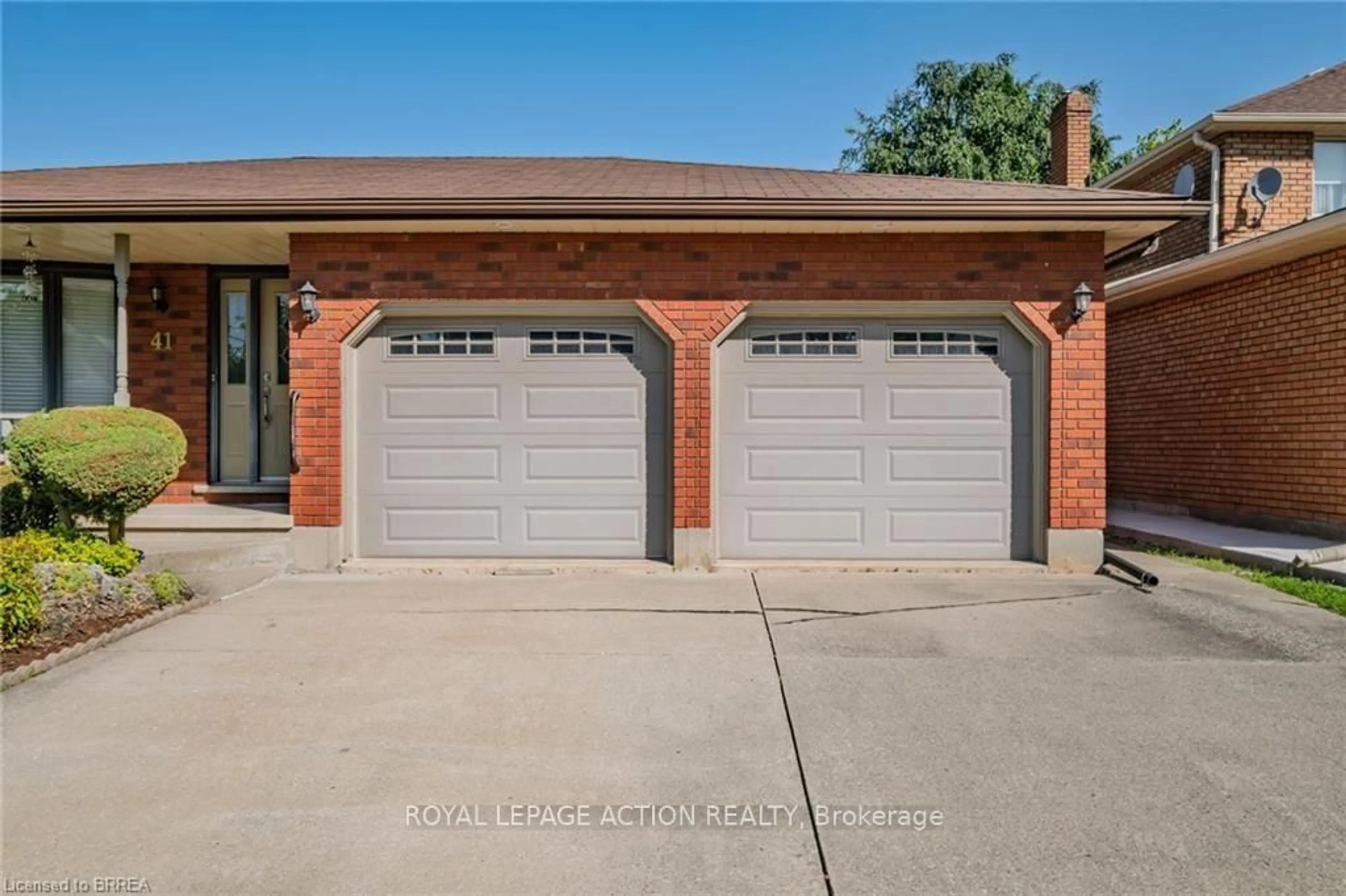 Indoor garage for 41 Royal Oak Dr, Brantford Ontario N3R 7P2