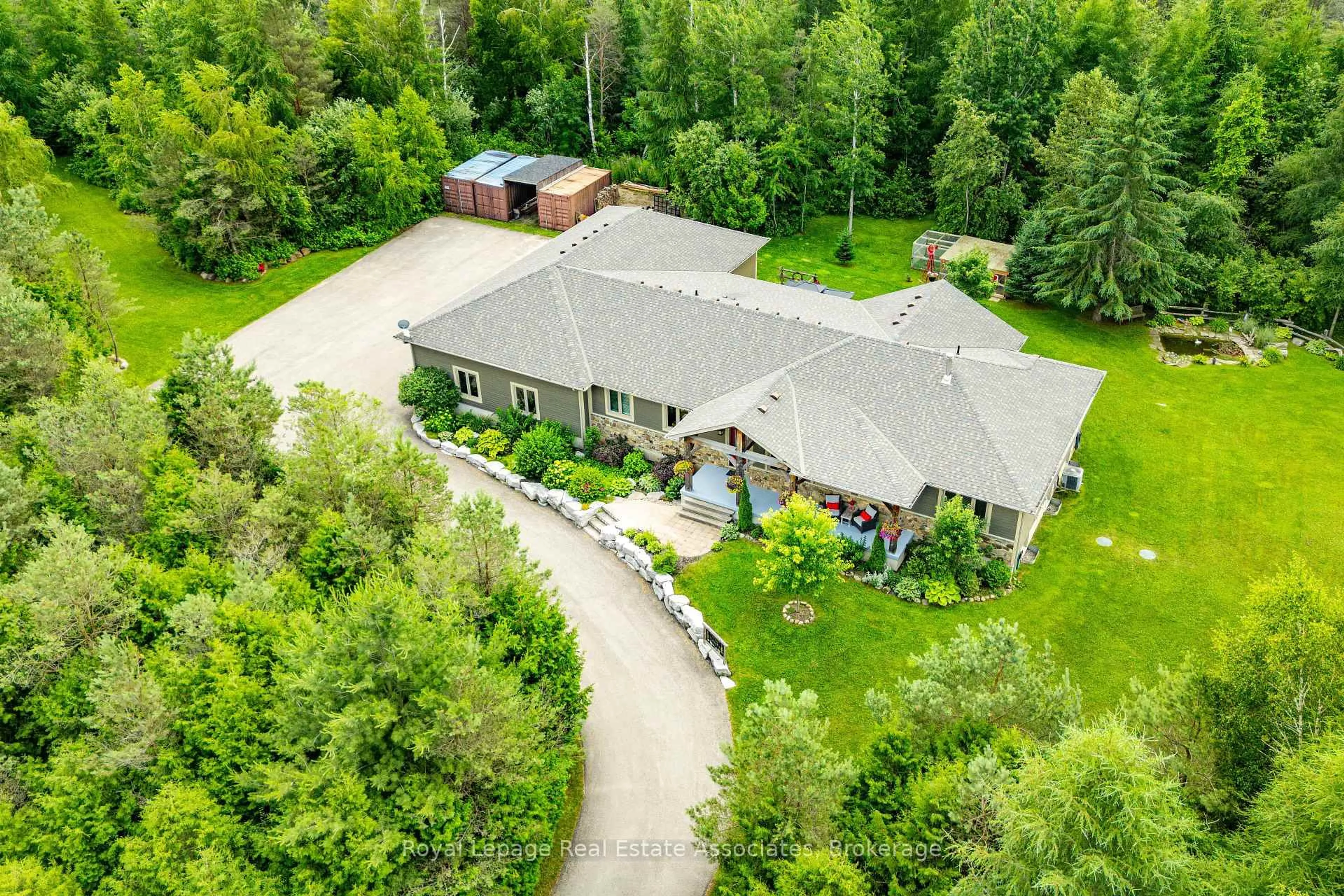 A pic from outside/outdoor area/front of a property/back of a property/a pic from drone, unknown for 5594 First Line, Erin Ontario L0N 1N0