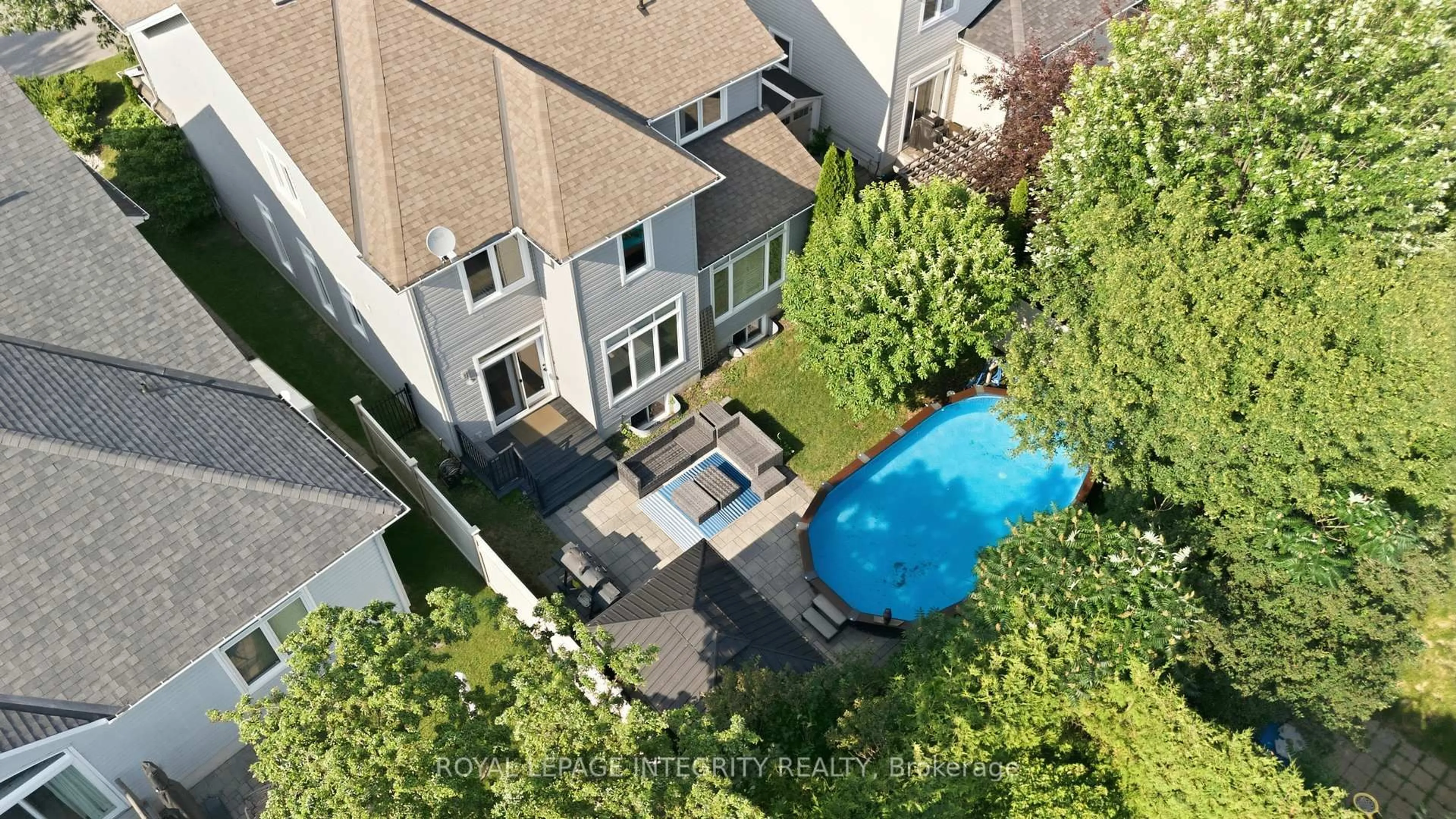 A pic from outside/outdoor area/front of a property/back of a property/a pic from drone, city buildings view from balcony for 541 Bryce Pl, Stittsville Ontario K2S 0N2