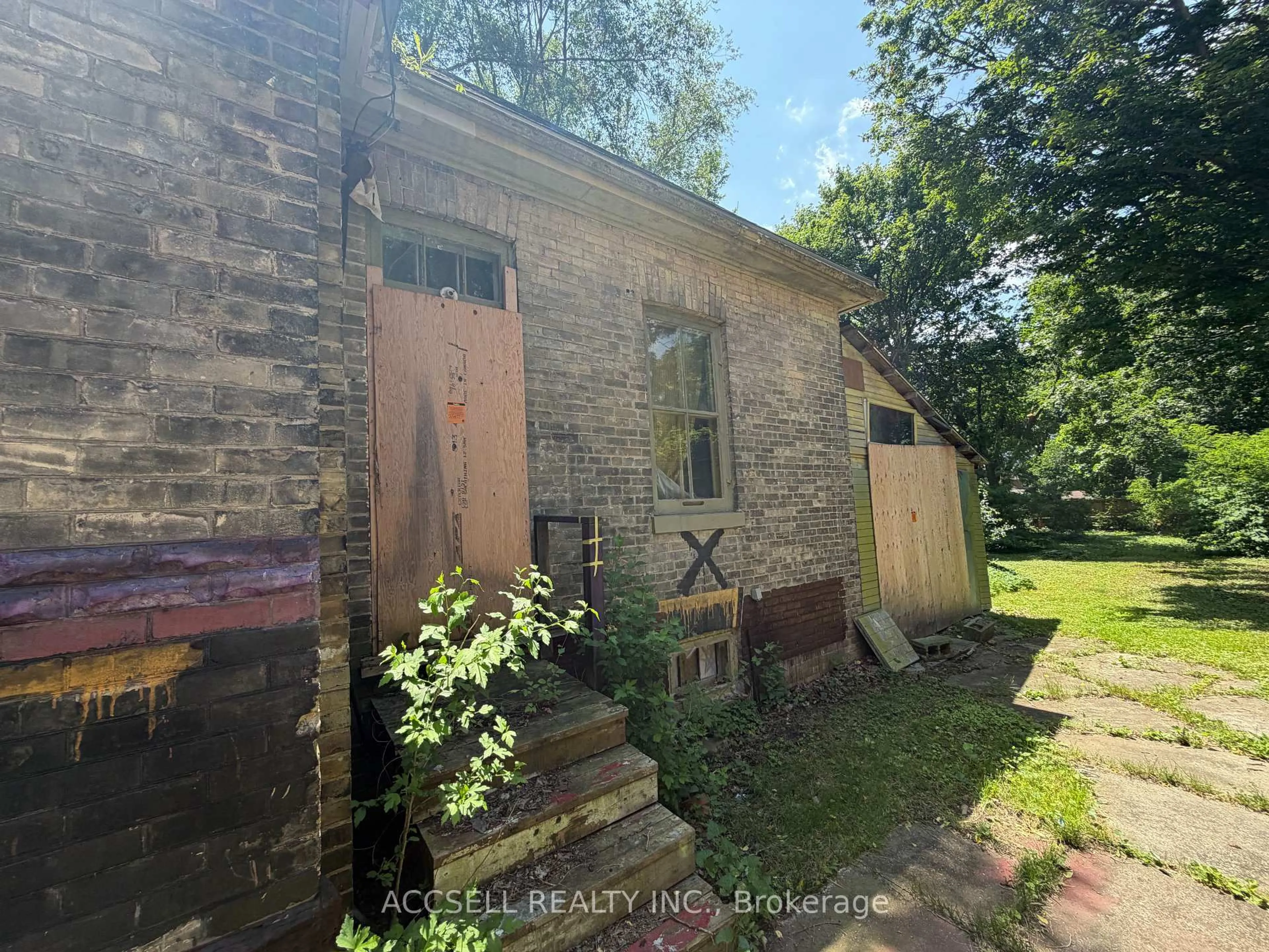 A pic from outside/outdoor area/front of a property/back of a property/a pic from drone, building for 135 High St, London South Ontario N6C 4K3