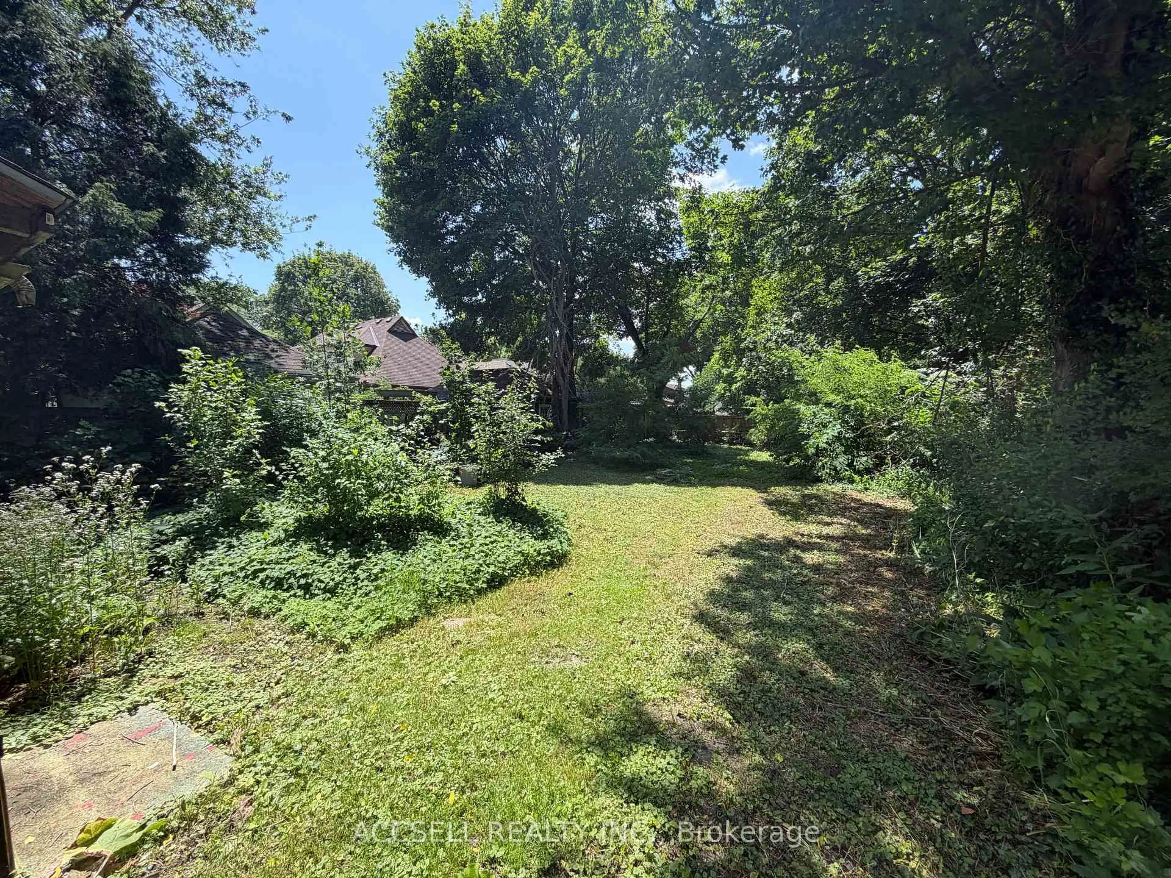 A pic from outside/outdoor area/front of a property/back of a property/a pic from drone, forest/trees view for 135 High St, London South Ontario N6C 4K3