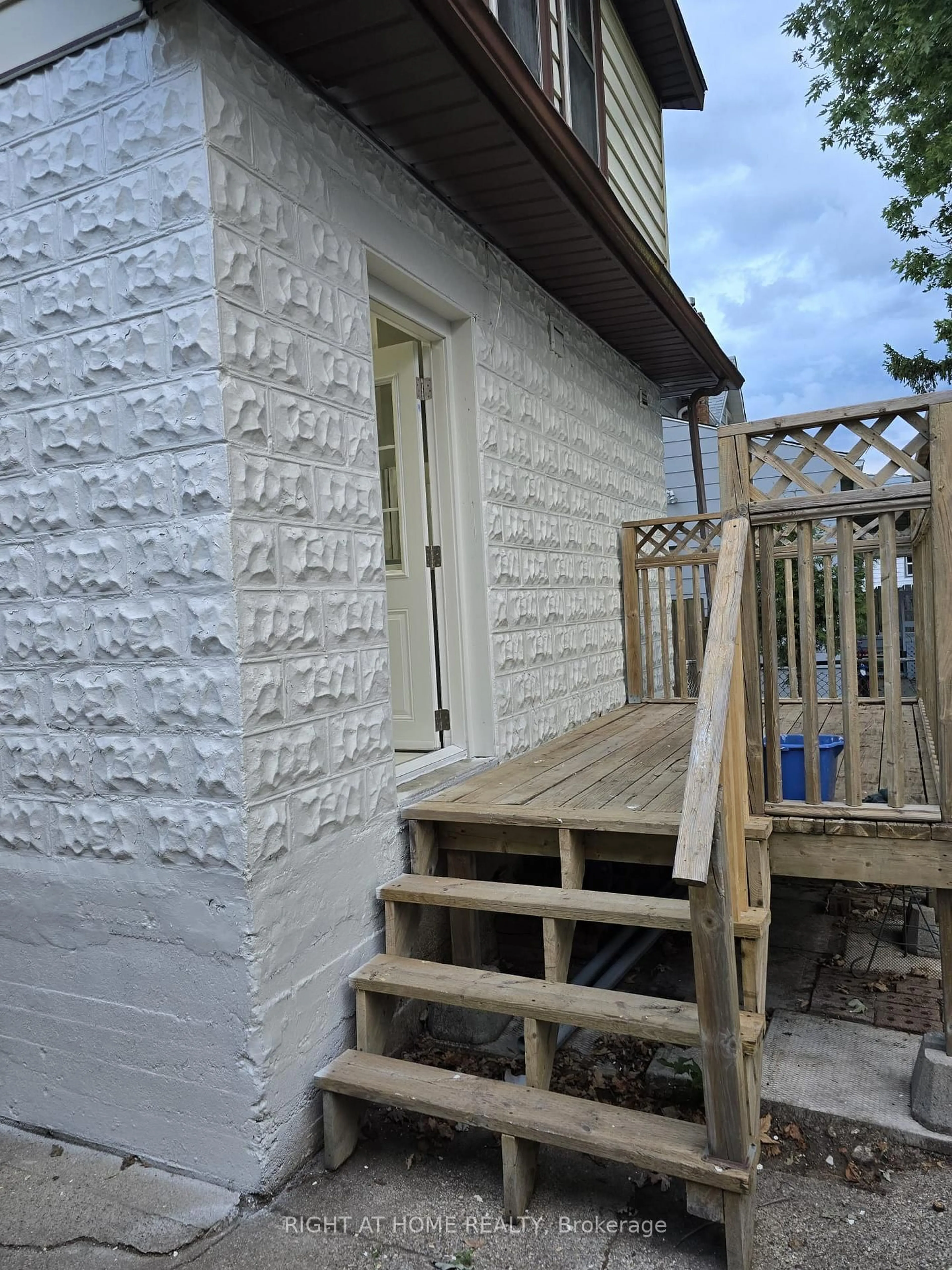 Home with vinyl exterior material, building for 140 Napier St, Sarnia Ontario N7T 6E6