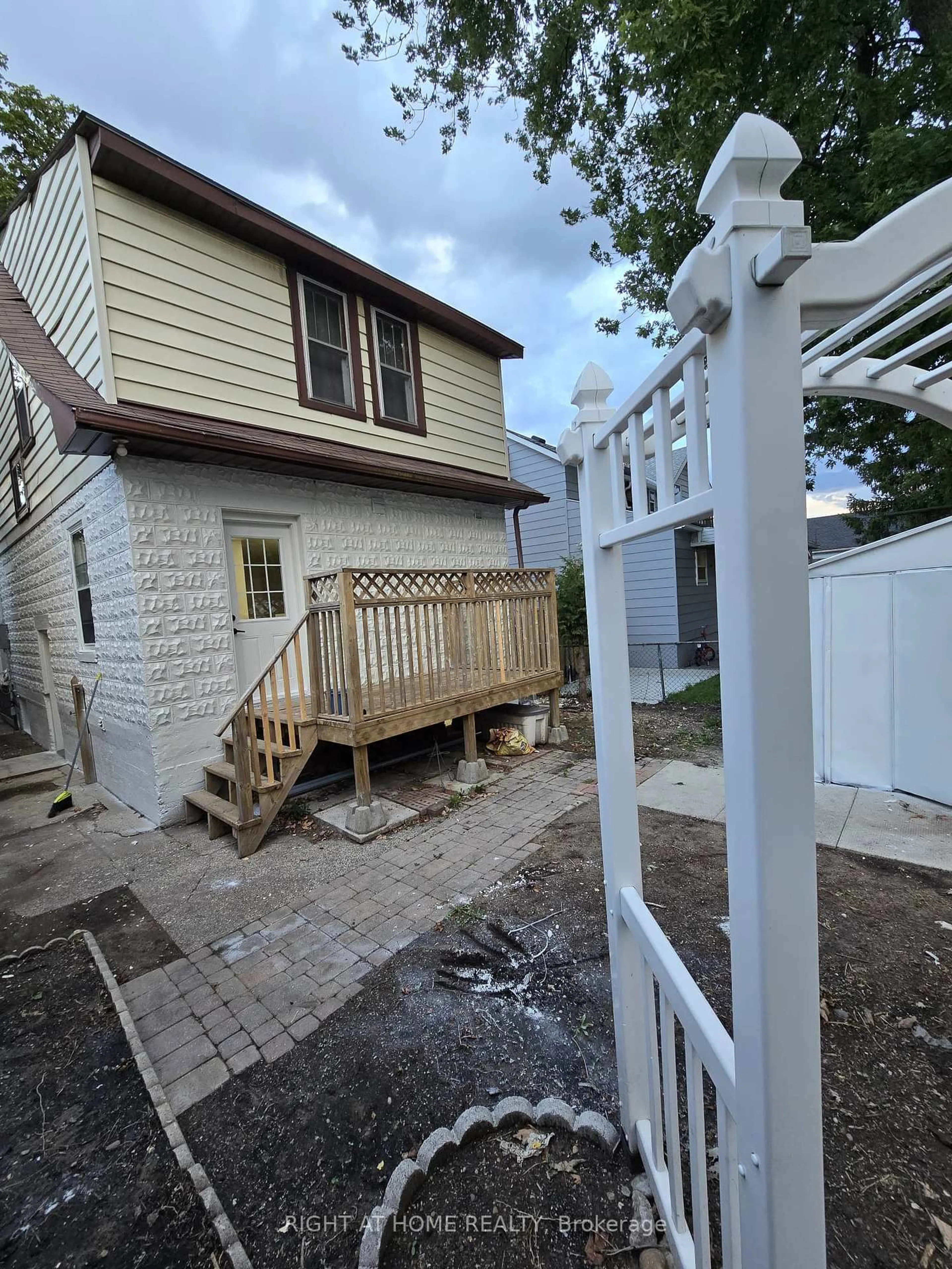 Patio, street for 140 Napier St, Sarnia Ontario N7T 6E6