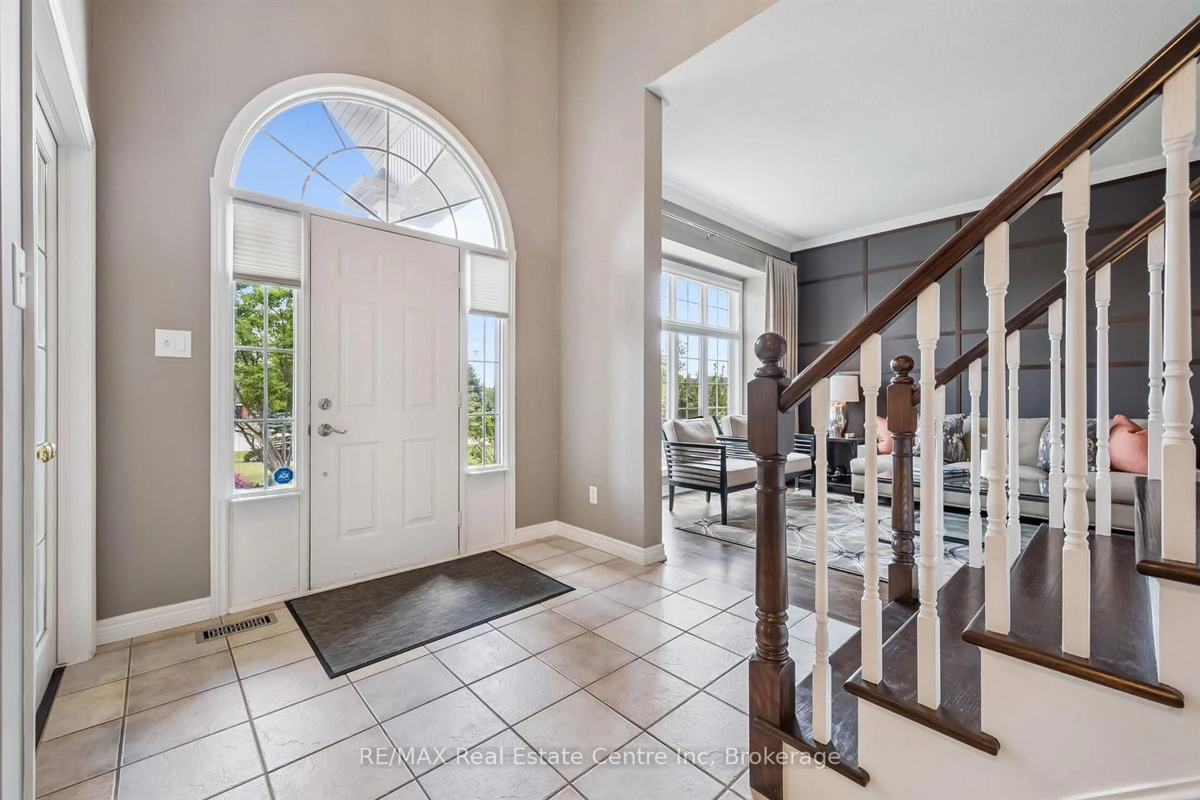 Indoor entryway for 12 TELFER GLEN St, Puslinch Ontario N0B 2C0