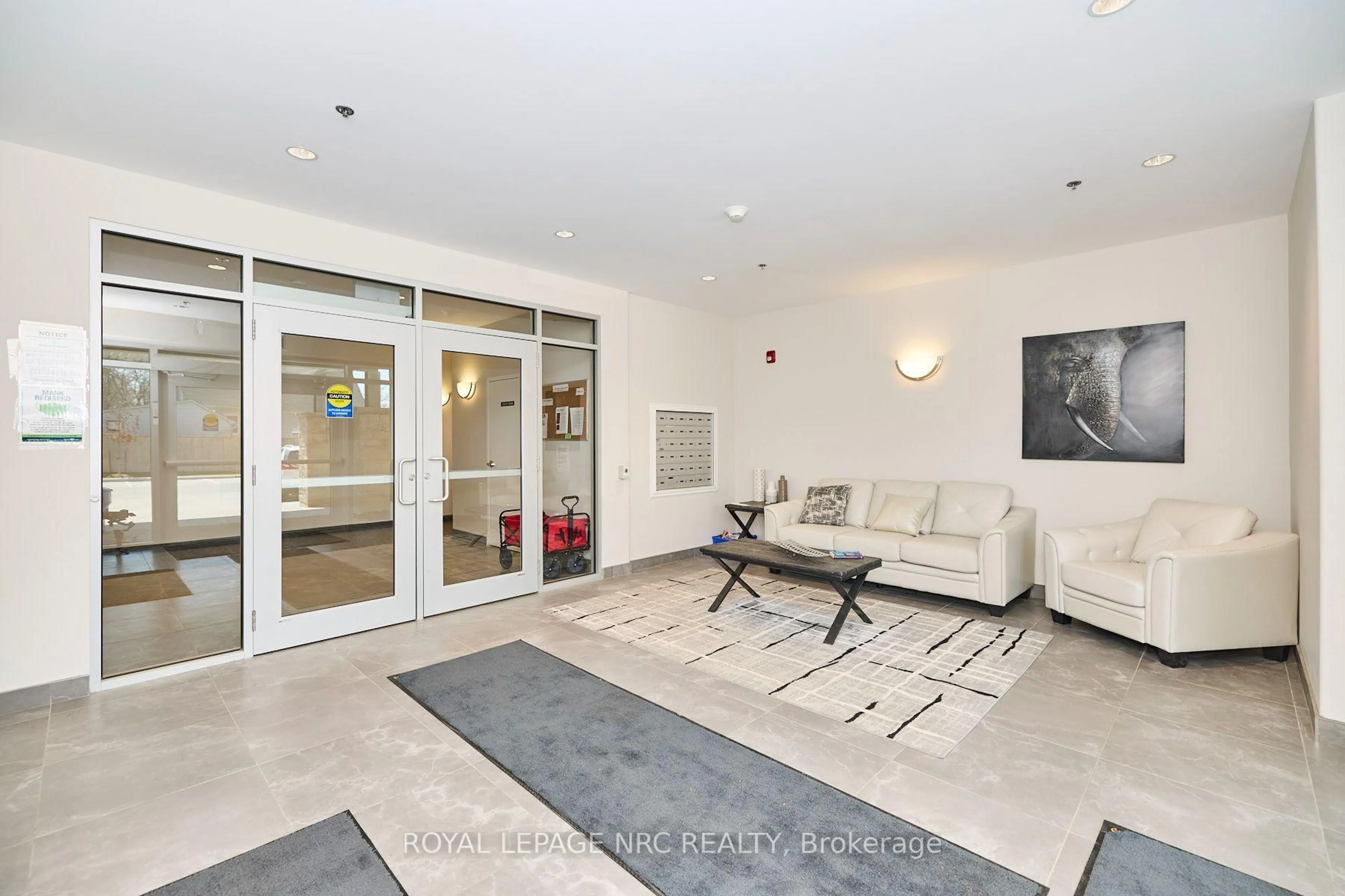Indoor foyer for 529 South Pelham Rd #205, Welland Ontario L3C 0H7