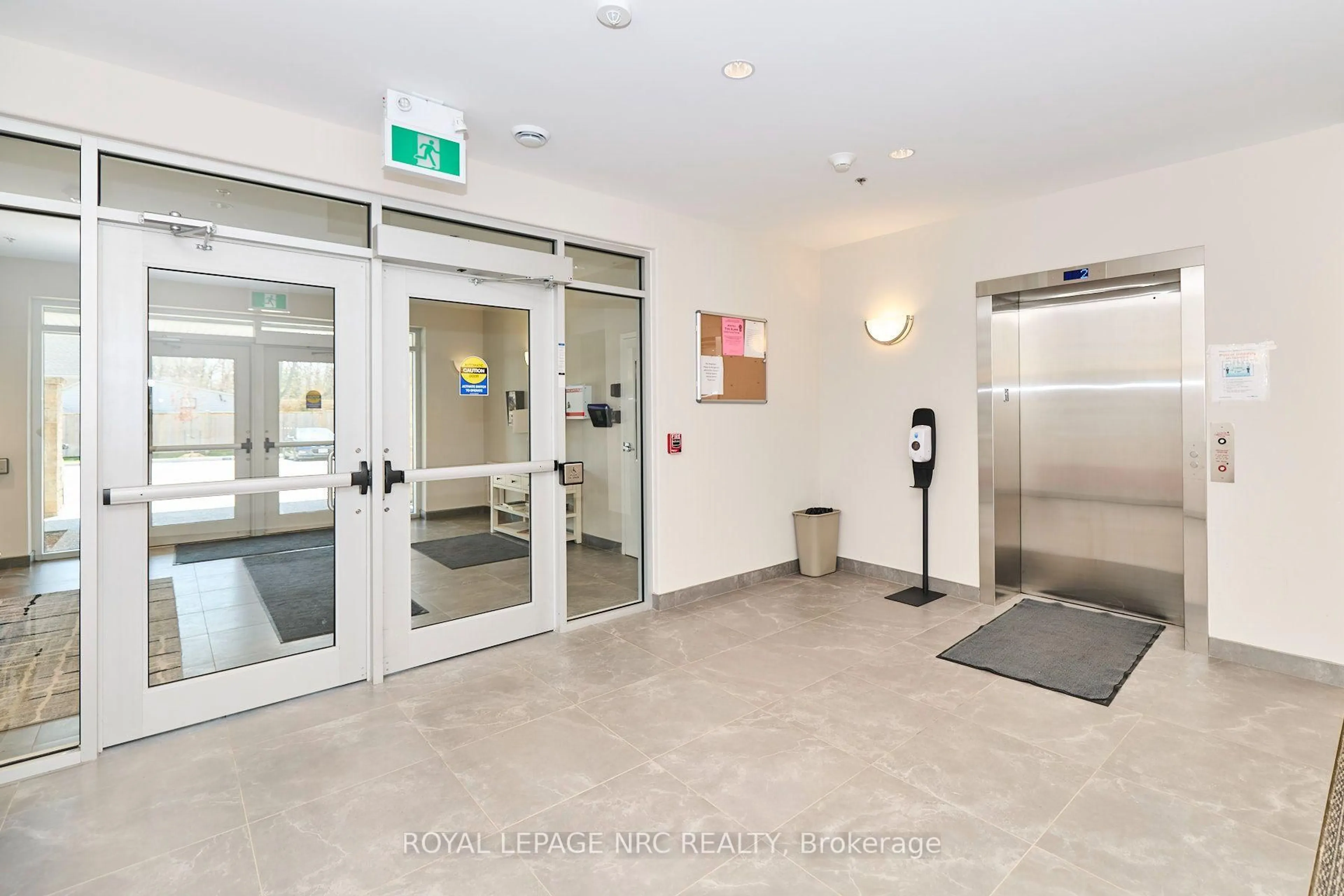 Indoor foyer for 529 South Pelham Rd #205, Welland Ontario L3C 0H7