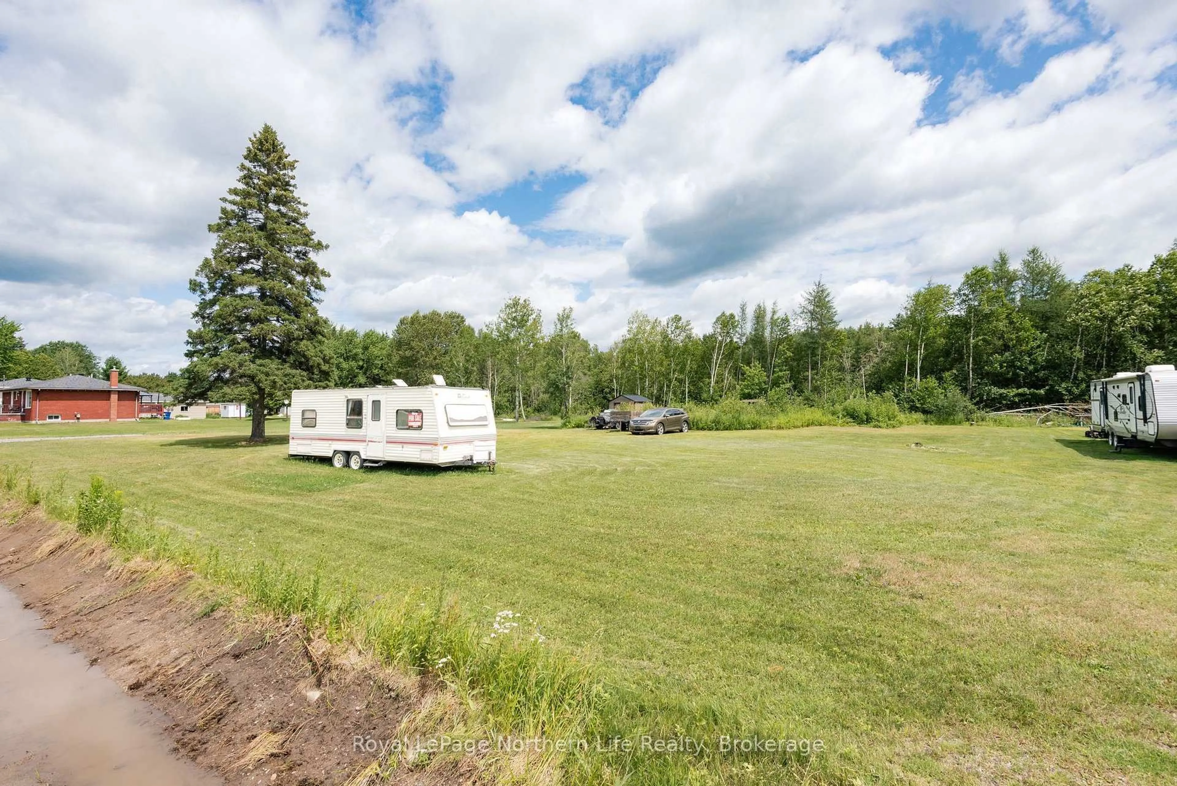 A pic from outside/outdoor area/front of a property/back of a property/a pic from drone, unknown for 558 Nipissing St, West Nipissing Ontario P2B 2L1