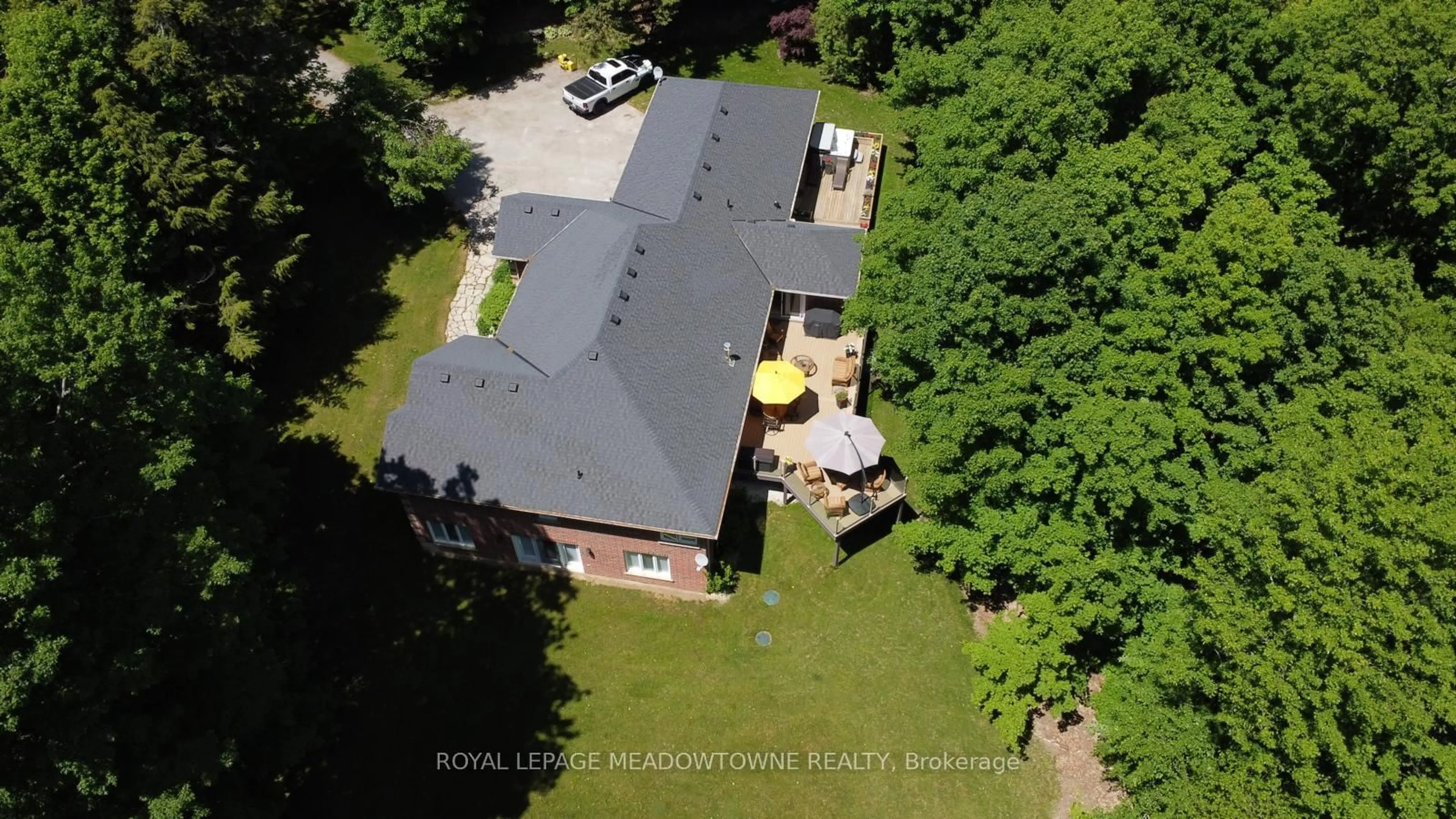 A pic from outside/outdoor area/front of a property/back of a property/a pic from drone, building for 834603 4th Line Ehs, Mono Ontario L9W 5Z7