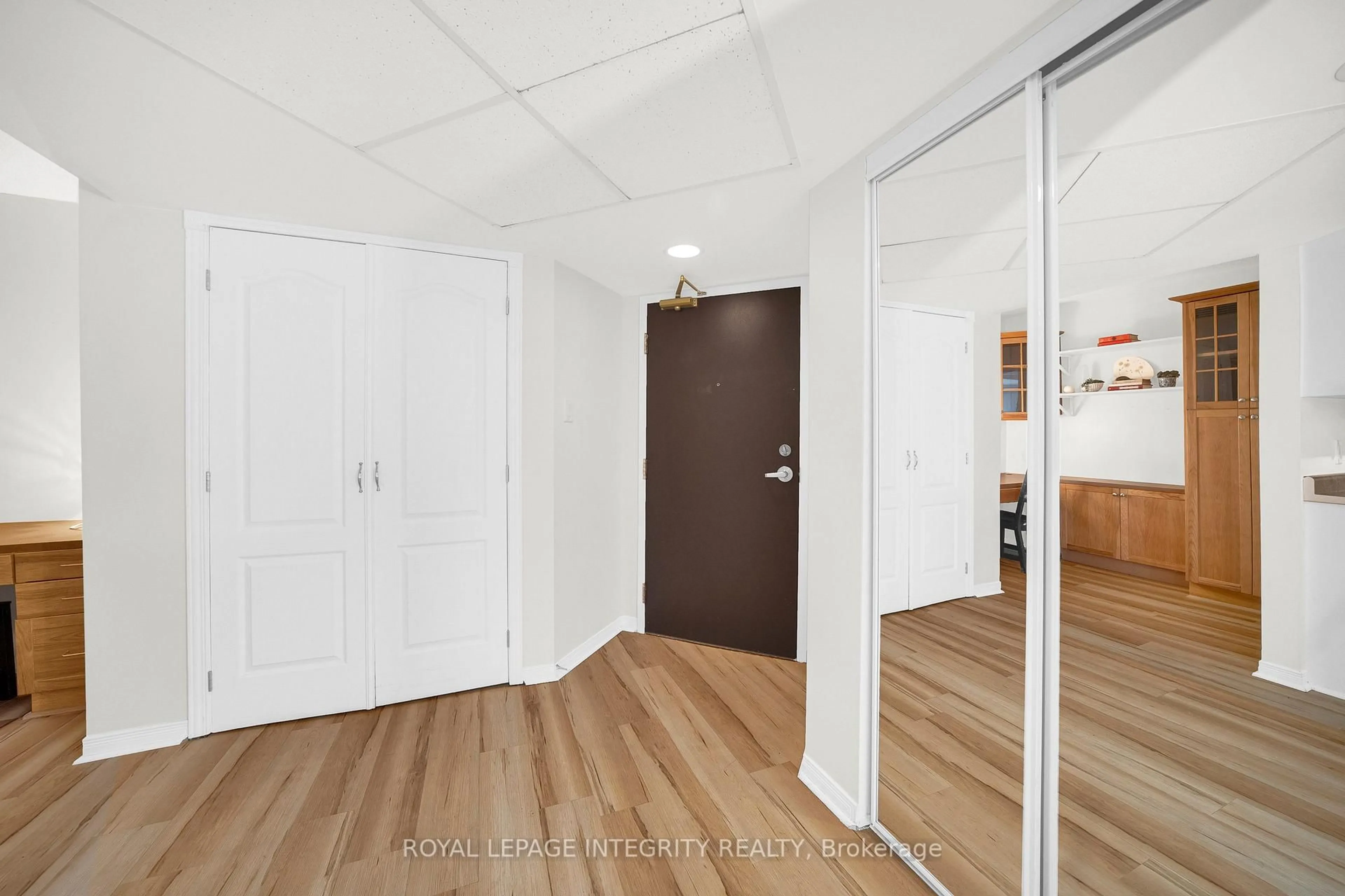 Indoor foyer for 310 Central Park Dr #3M, Ottawa Ontario K2C 4G4