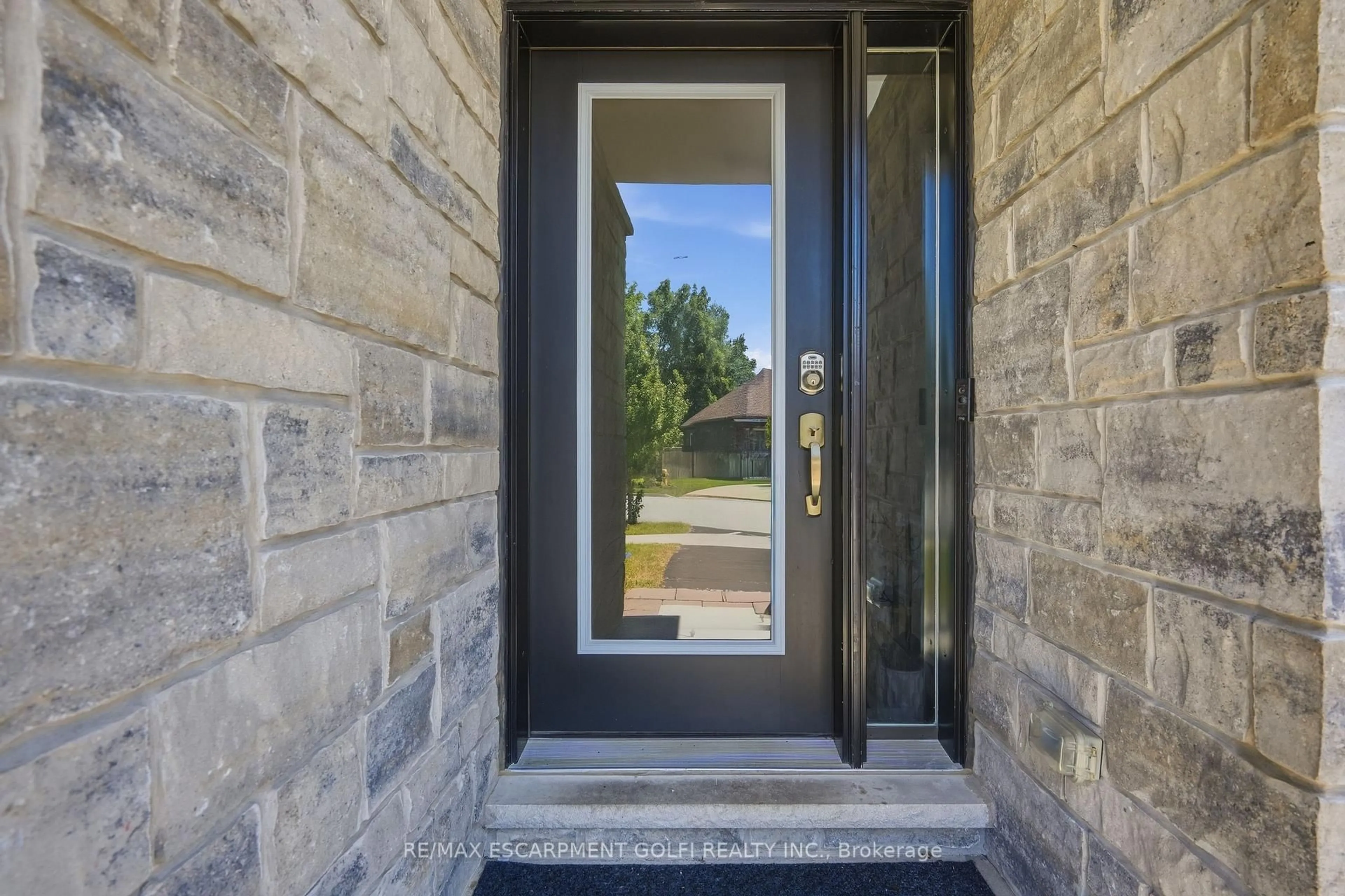 Indoor entryway for 16 OLDE SCHOOL Crt, St. Catharines Ontario L2N 0B1