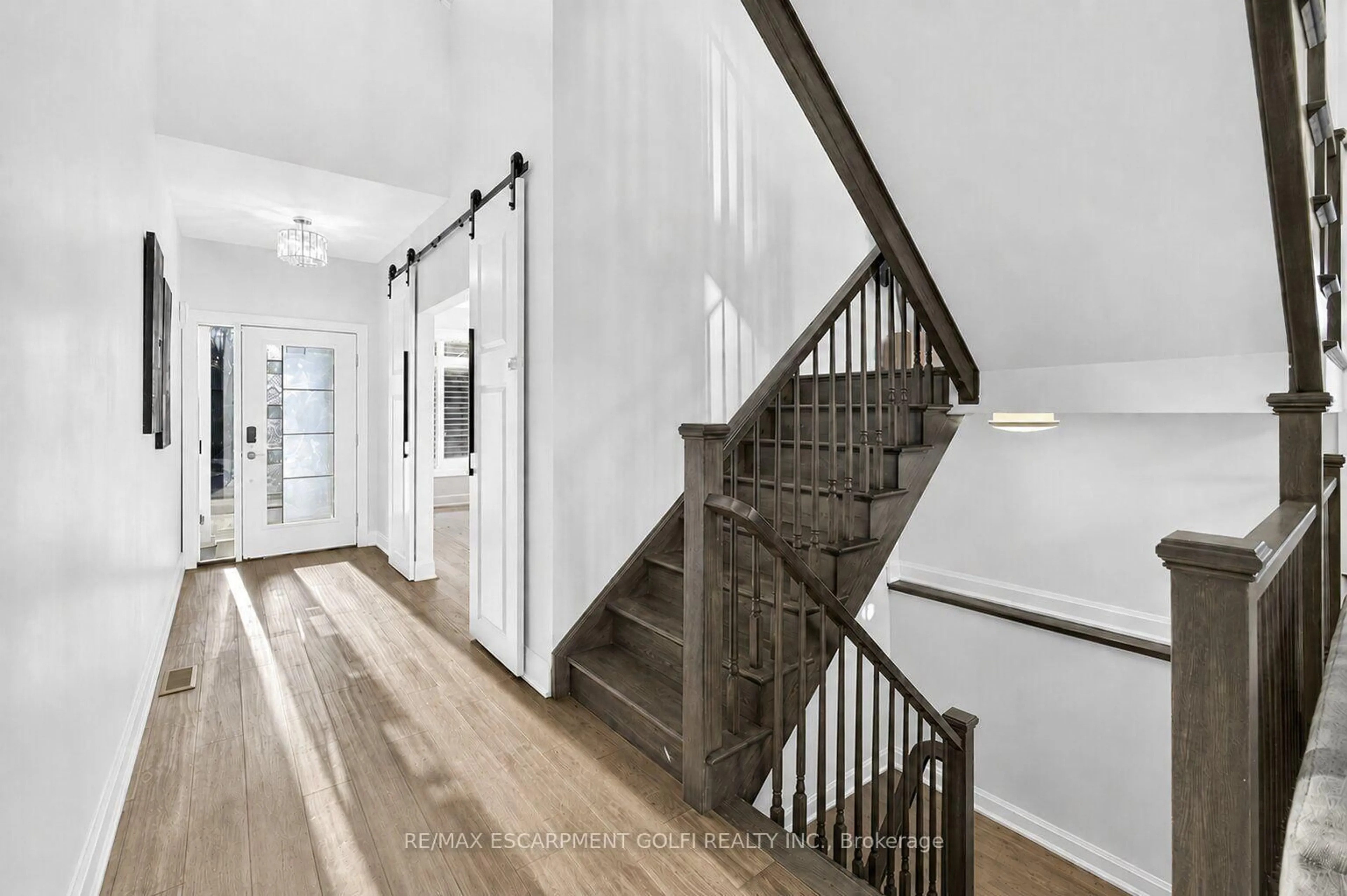 Indoor entryway for 16 OLDE SCHOOL Crt, St. Catharines Ontario L2N 0B1