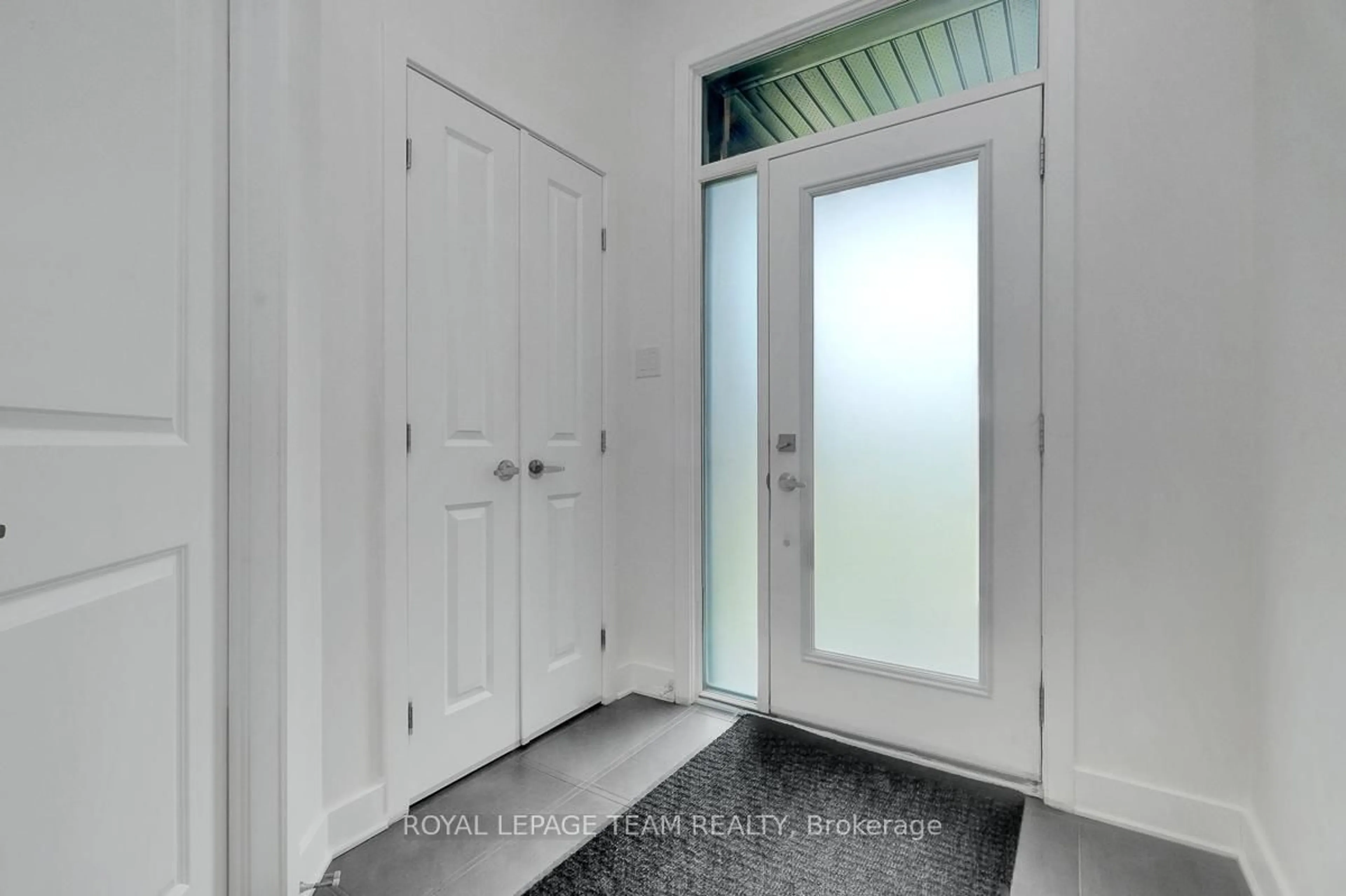 Indoor entryway for 822 Chipping Circ, Ottawa Ontario K4M 0E7