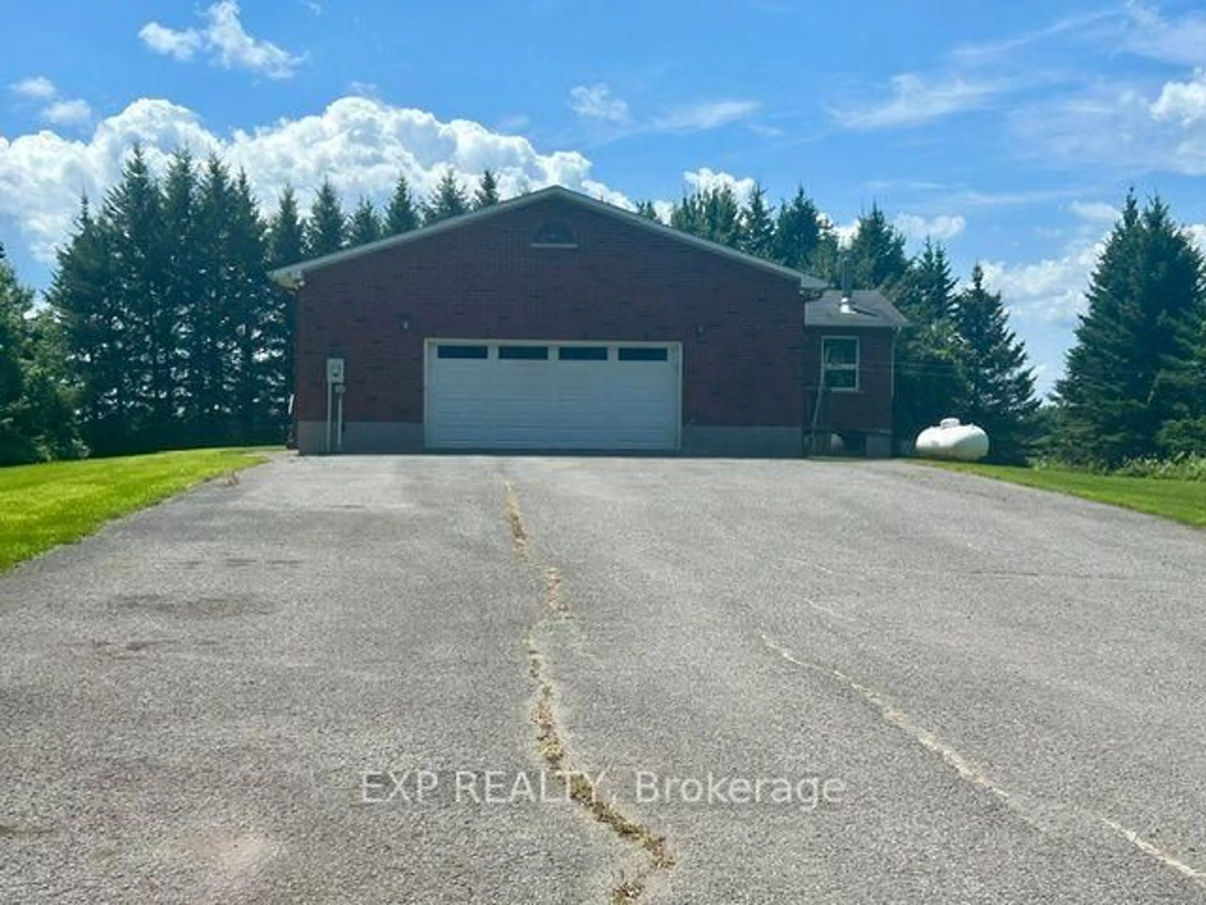 Indoor garage for 9327 Cooper Hill Rd, Ottawa Ontario K0A 1V0