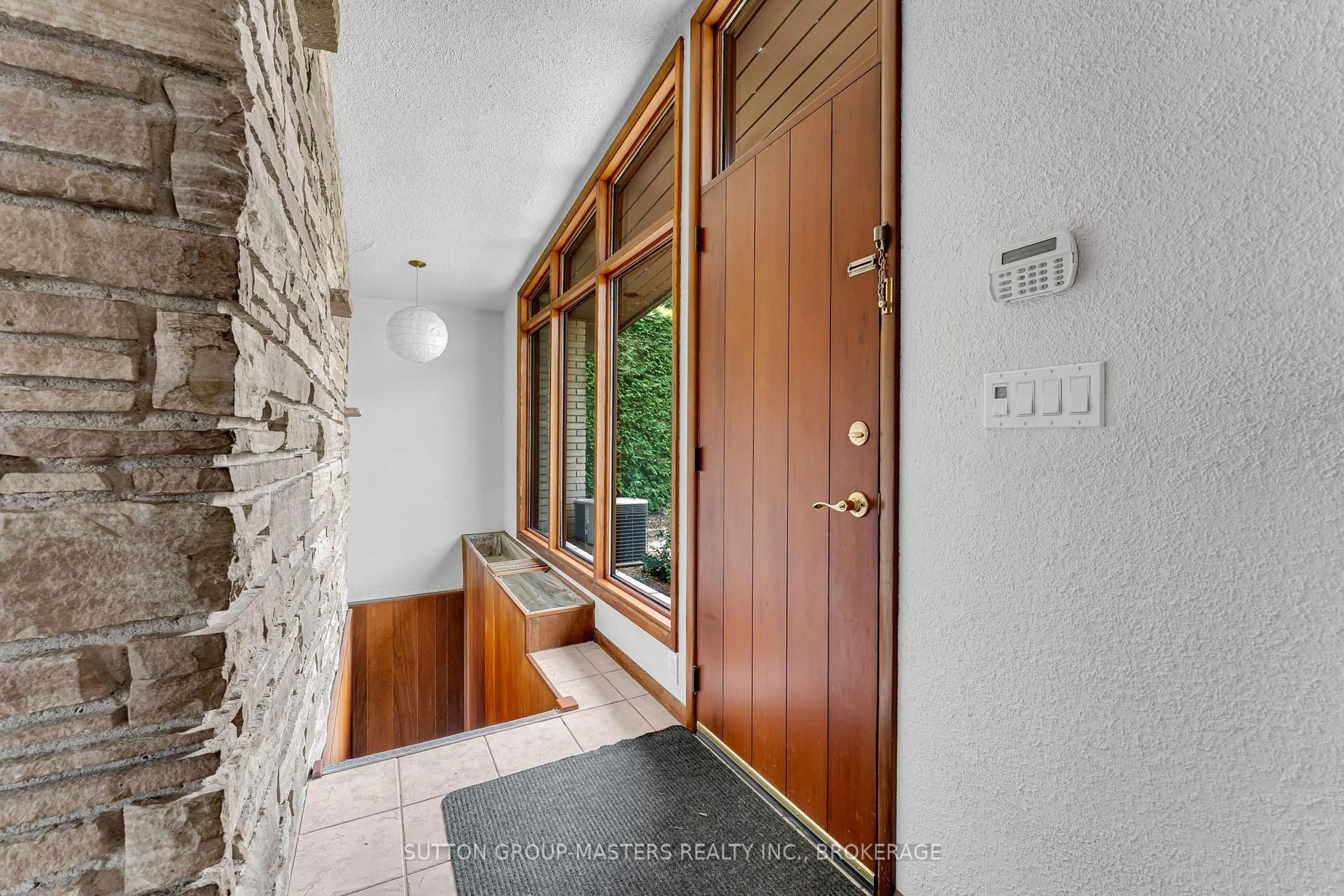 Indoor foyer for 4242 Bath Rd, Kingston Ontario K7M 4Y7
