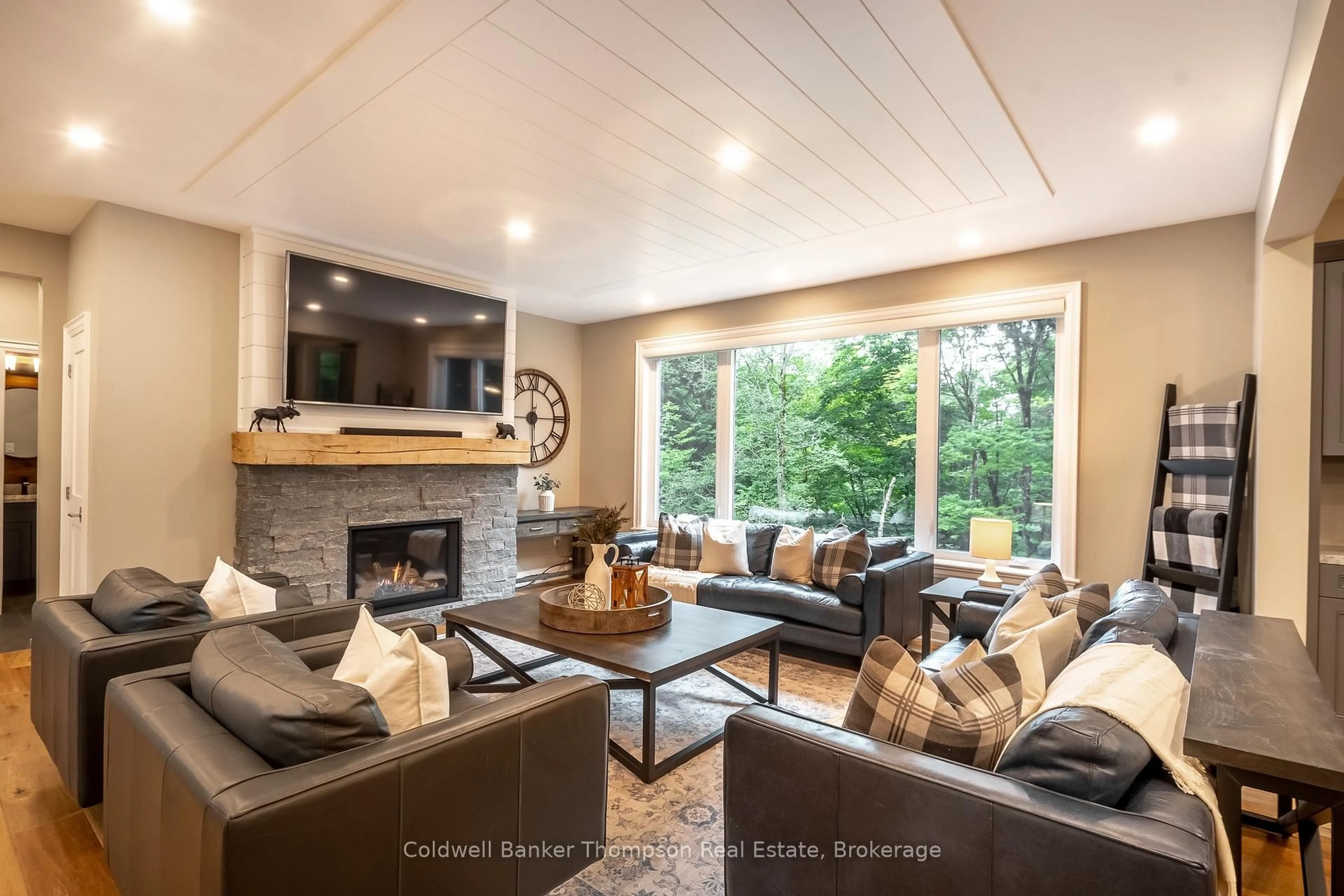 Living room with furniture, wood/laminate floor for 1183 Walker's Glenn Cres, Lake of Bays Ontario P1H 2J6
