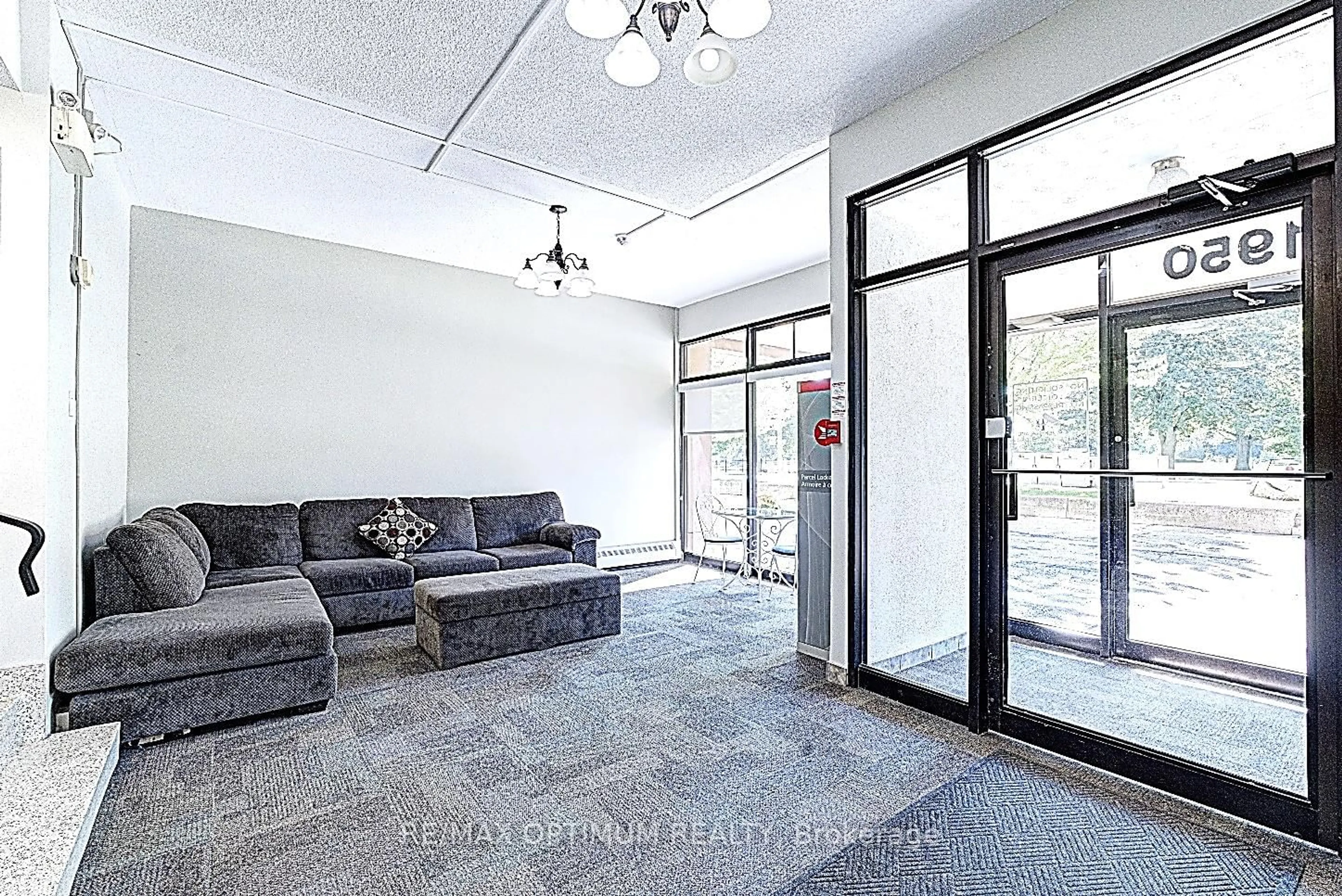 Indoor foyer for 1950 Main St #502, Hamilton Ontario L8S 4M9