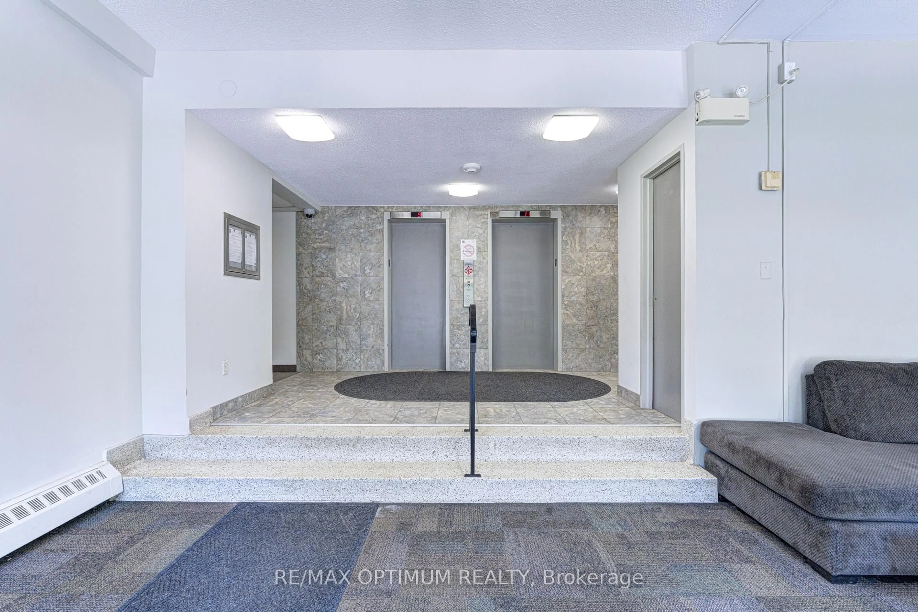 Indoor foyer for 1950 Main St #502, Hamilton Ontario L8S 4M9
