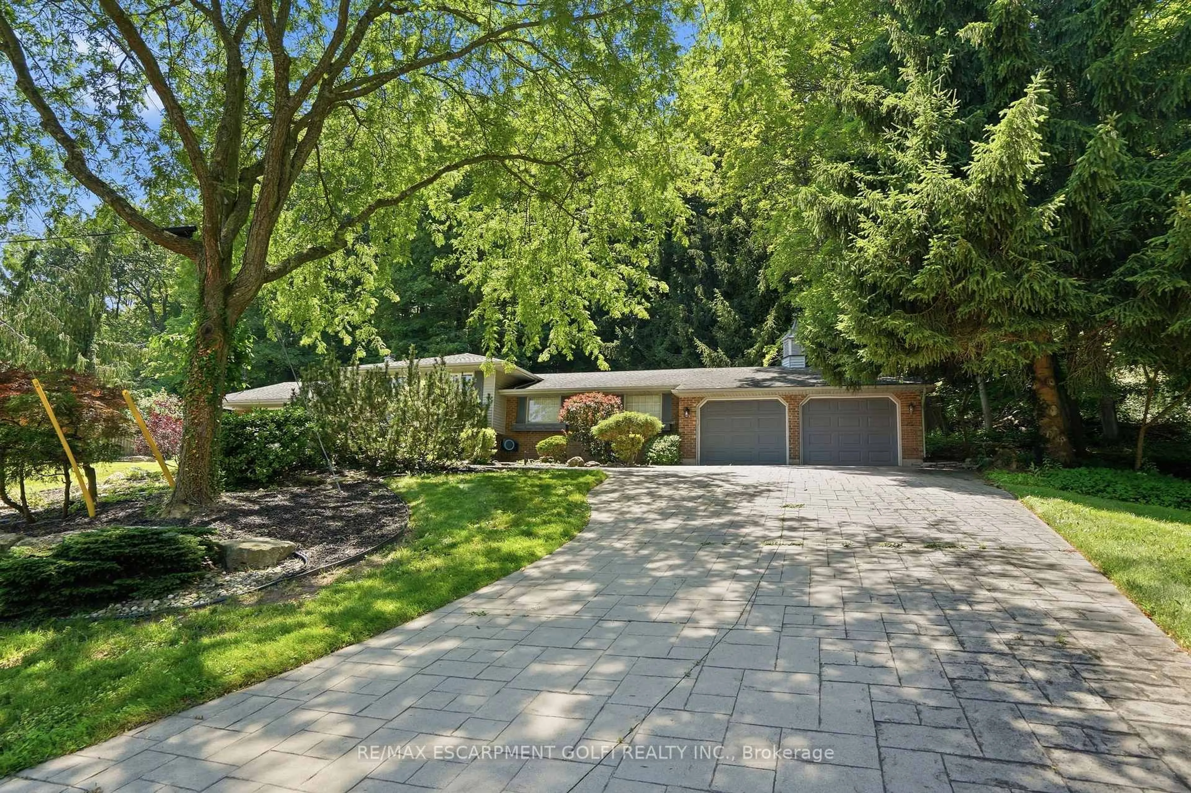 A pic from outside/outdoor area/front of a property/back of a property/a pic from drone, street for 38 KINGSWAY Blvd, Grimsby Ontario L3M 3E7