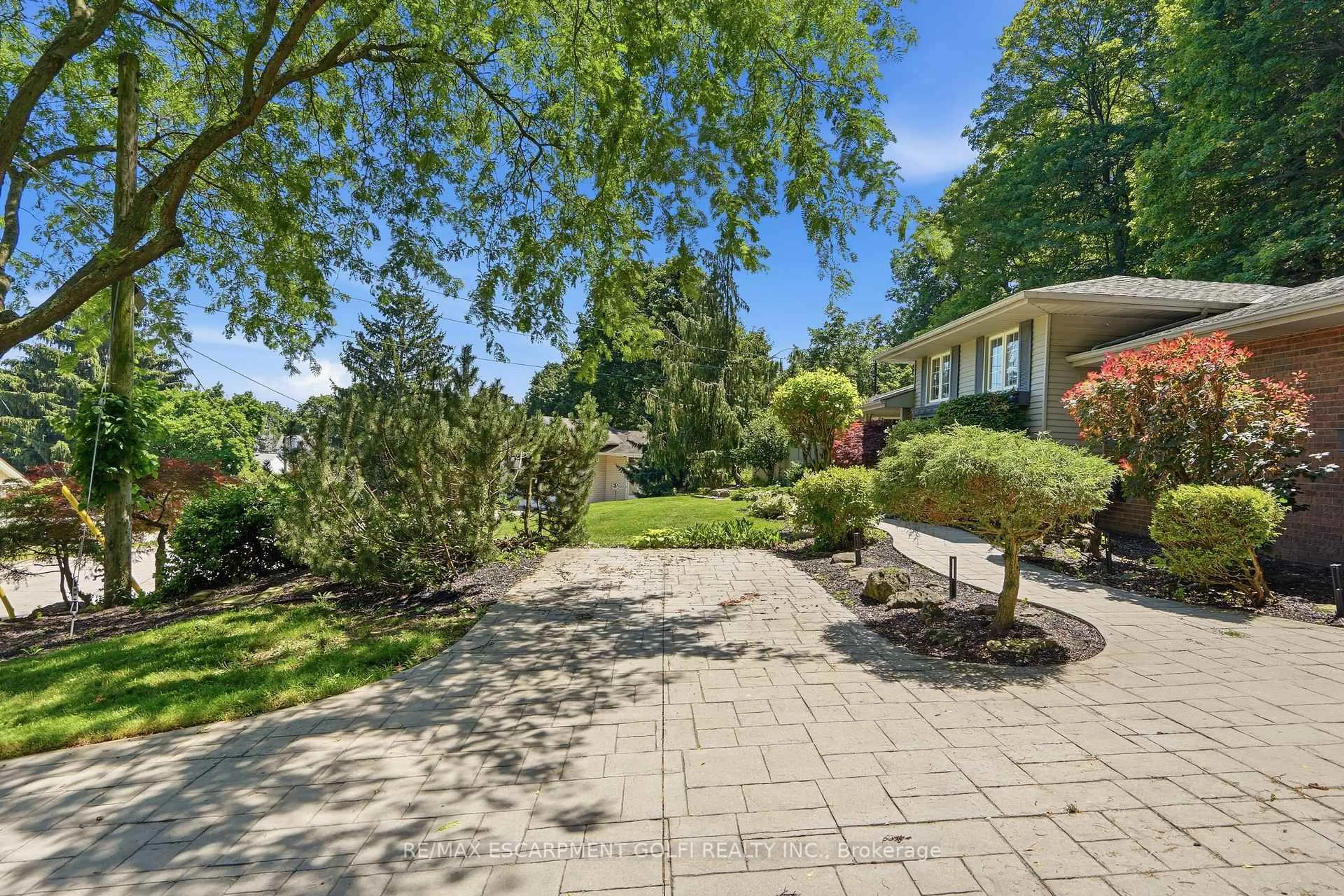 Patio, street for 38 KINGSWAY Blvd, Grimsby Ontario L3M 3E7