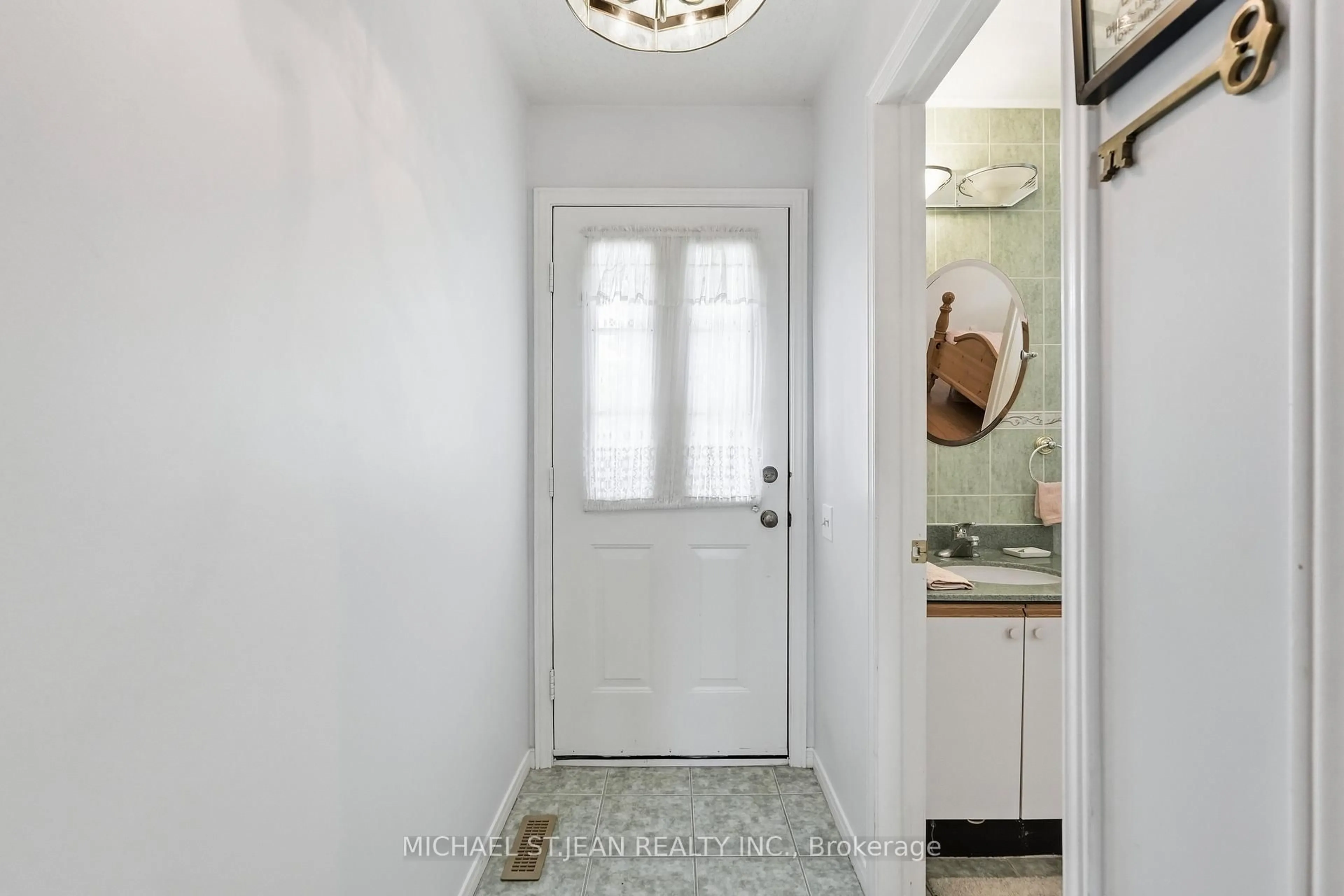 Indoor entryway for 225 Silverbirch Blvd, Hamilton Ontario L0R 1W0