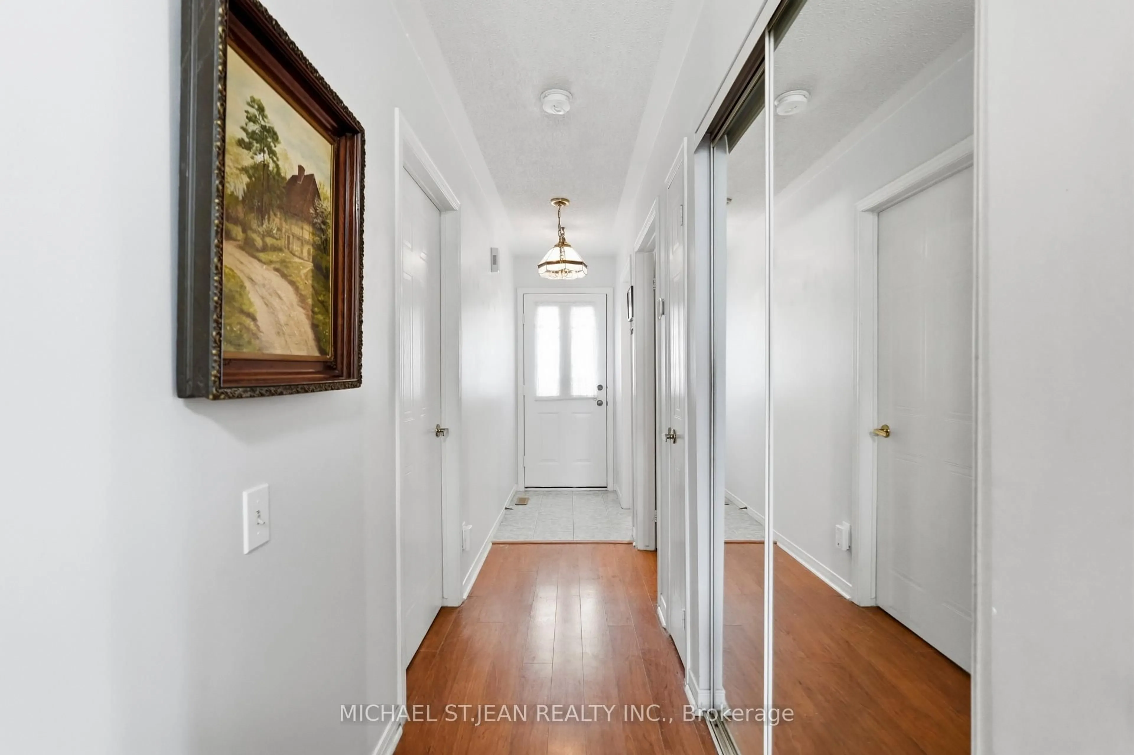 Indoor entryway for 225 Silverbirch Blvd, Hamilton Ontario L0R 1W0