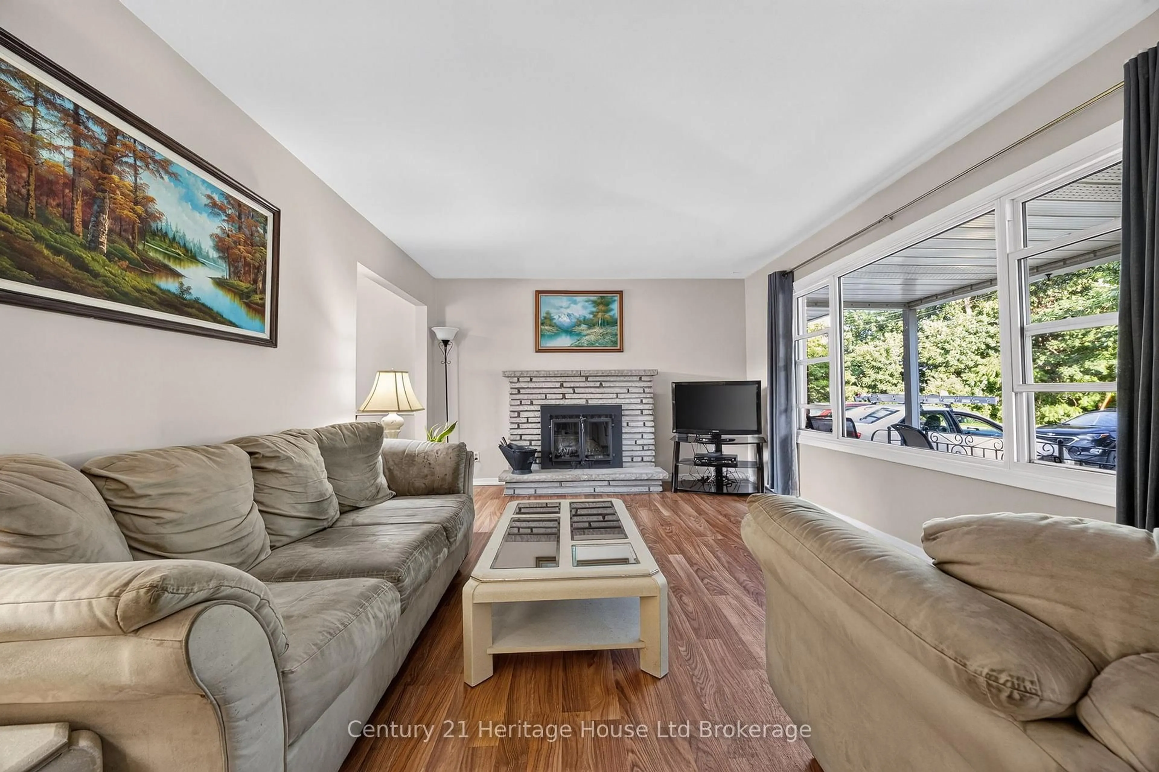 Living room with furniture, unknown for 54 Glendale Dr, Tillsonburg Ontario N4G 1J5