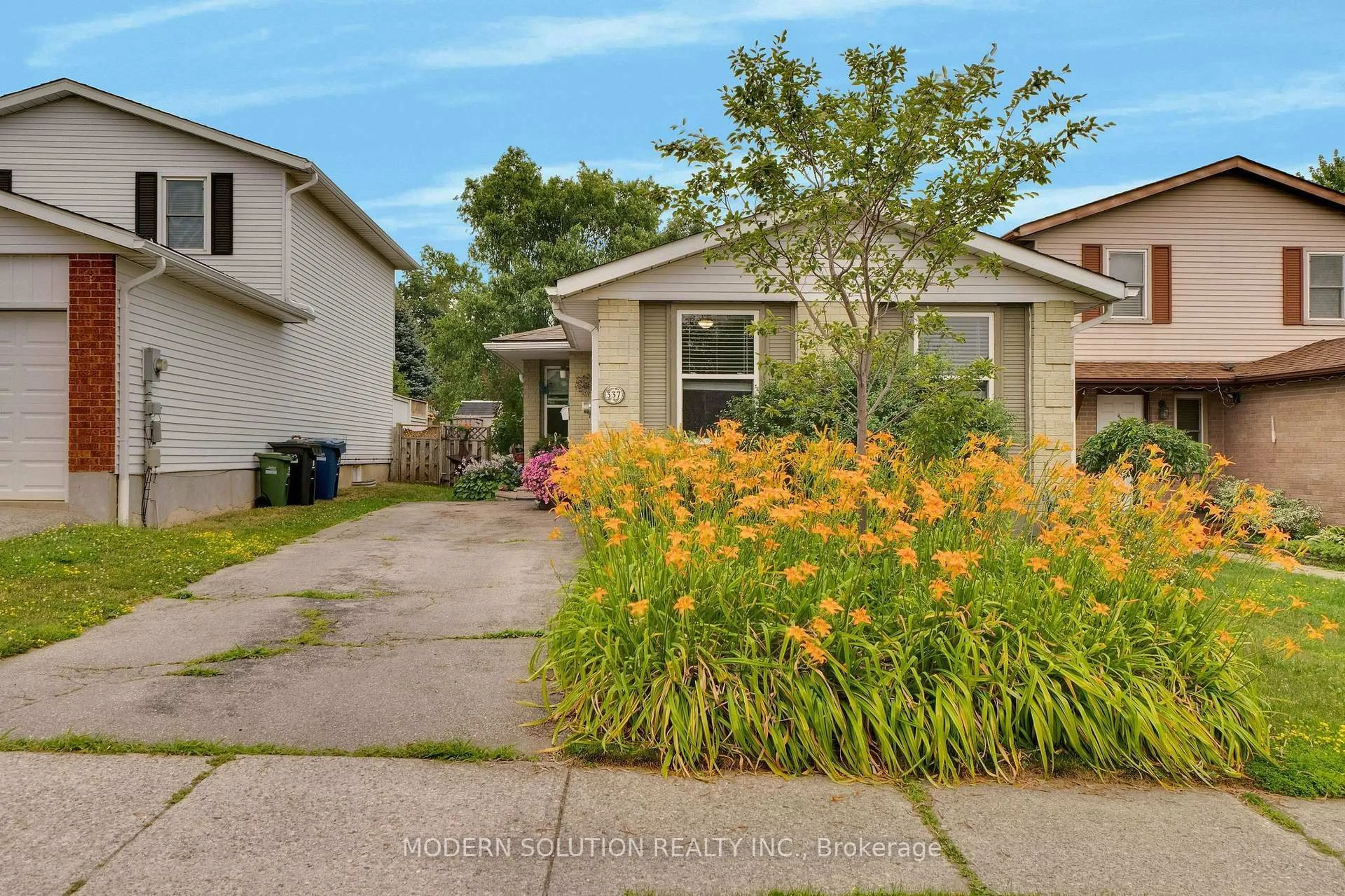 A pic from outside/outdoor area/front of a property/back of a property/a pic from drone, street for 337 Auden Rd, Guelph Ontario N1E 6T2