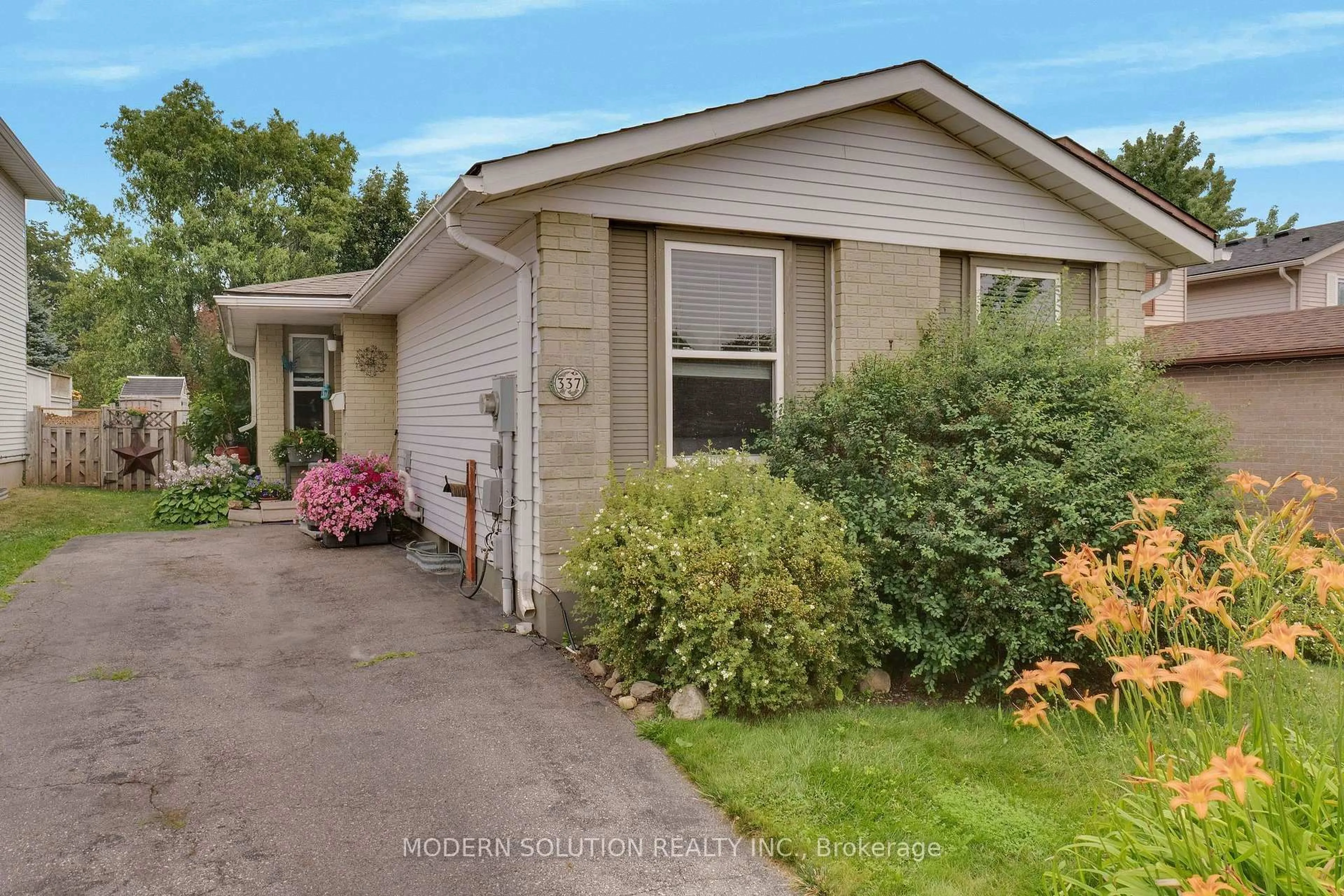 A pic from outside/outdoor area/front of a property/back of a property/a pic from drone, street for 337 Auden Rd, Guelph Ontario N1E 6T2