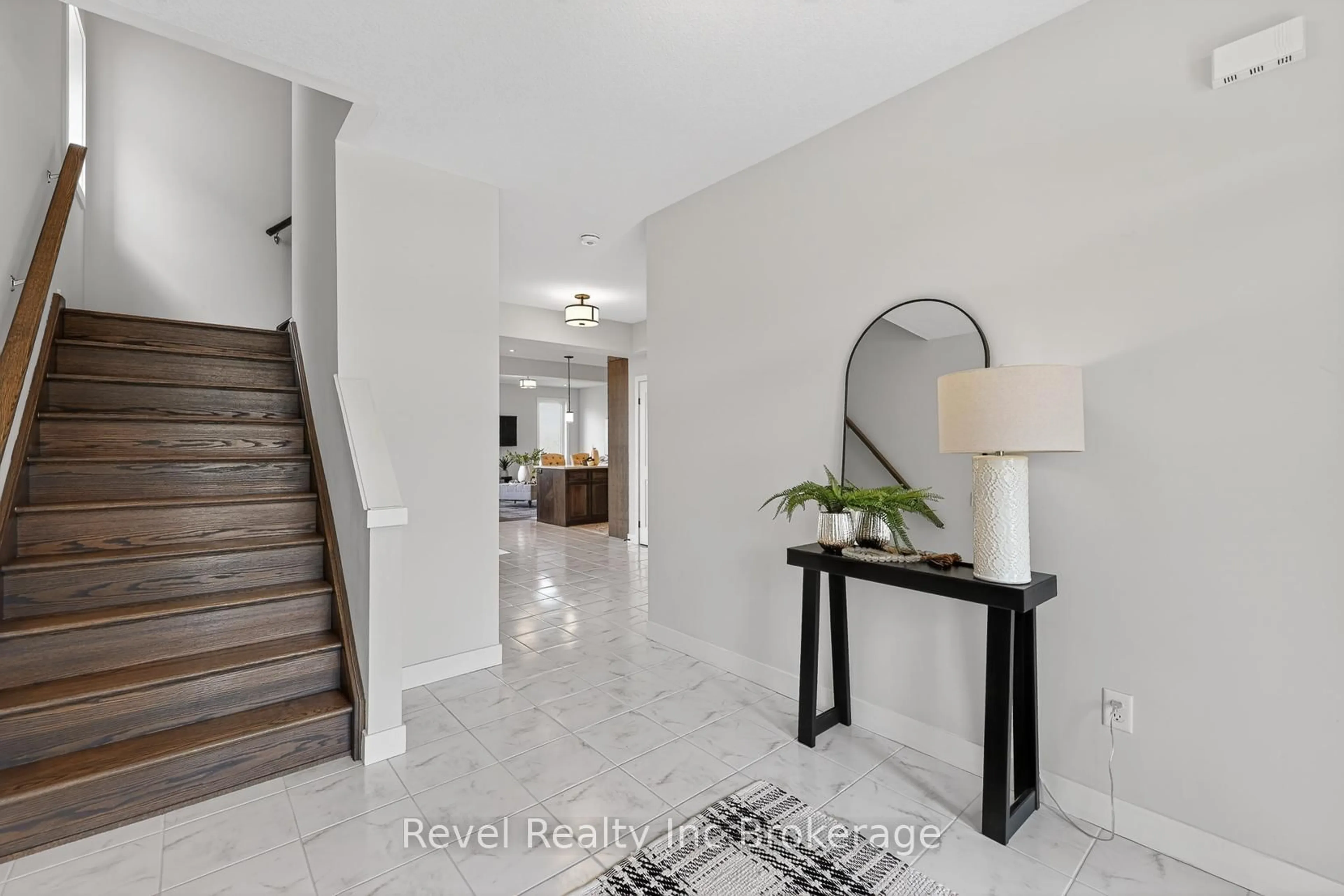 Indoor entryway for 32 Sutherland Cres, Ingersoll Ontario N5C 0E3