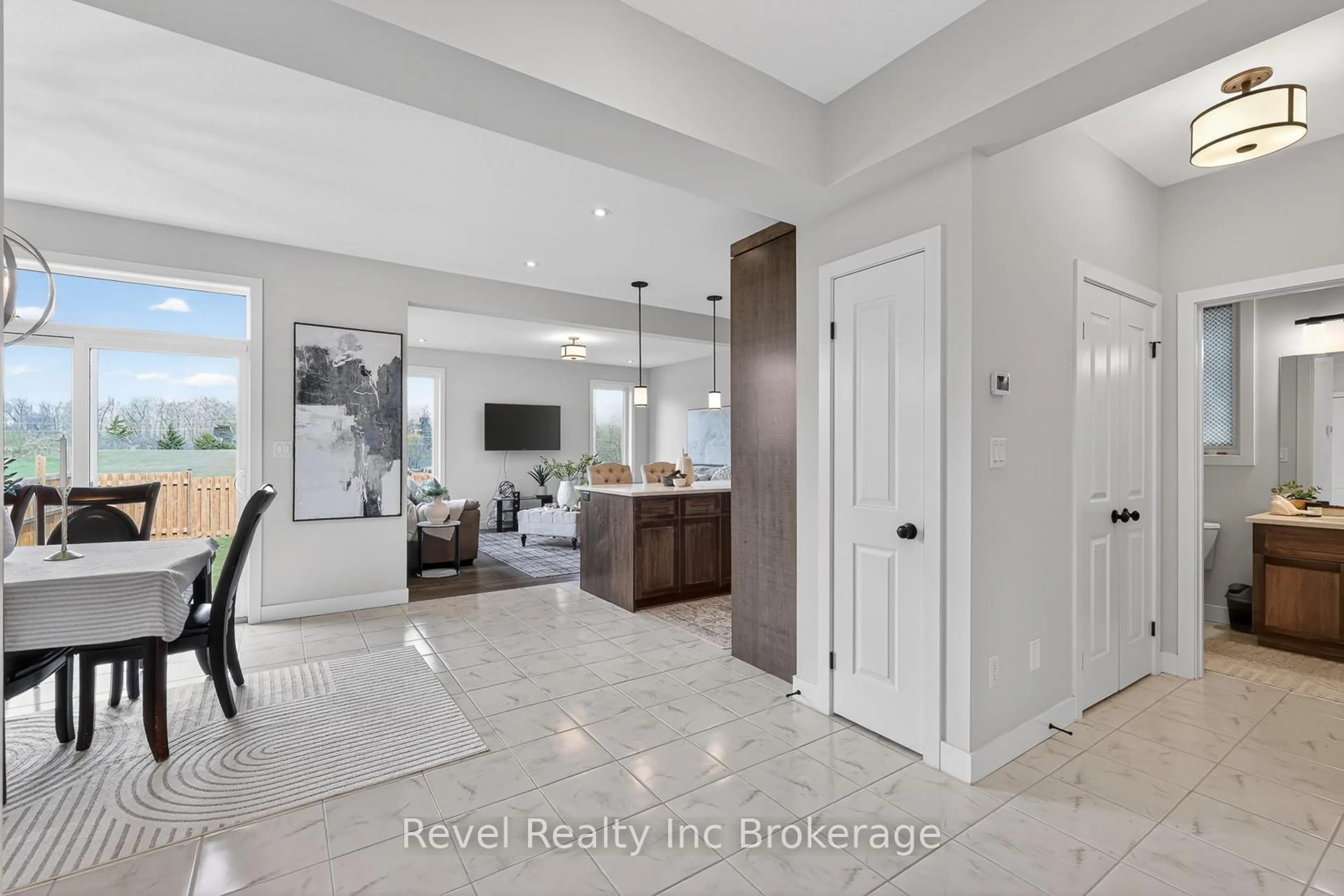 Indoor entryway for 32 Sutherland Cres, Ingersoll Ontario N5C 0E3